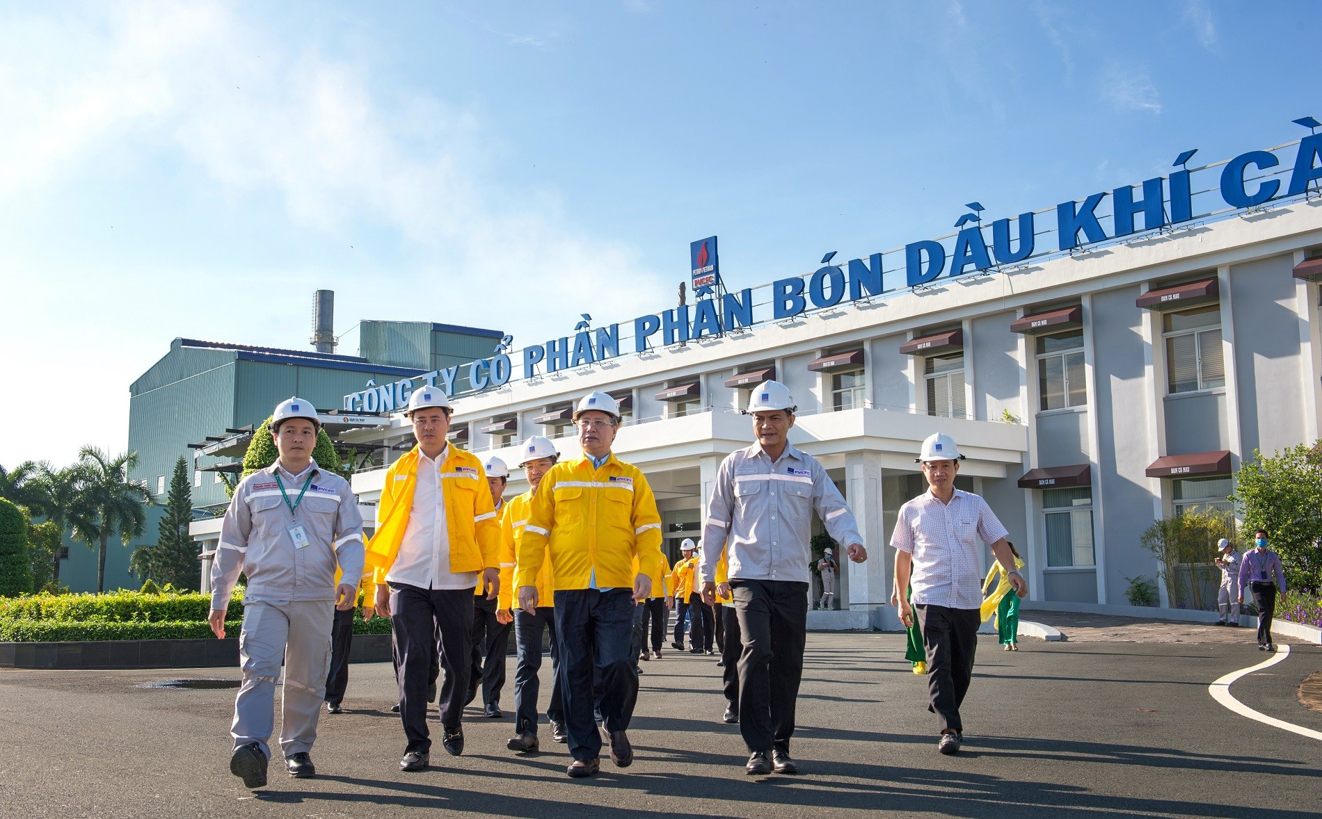 Tiêu dùng & Dư luận - Đồng chí Trần Quốc Vượng thăm cụm công nghiệp Khí Điện Đạm Cà Mau: Tiết kiệm năng lượng, quản trị hiệu quả