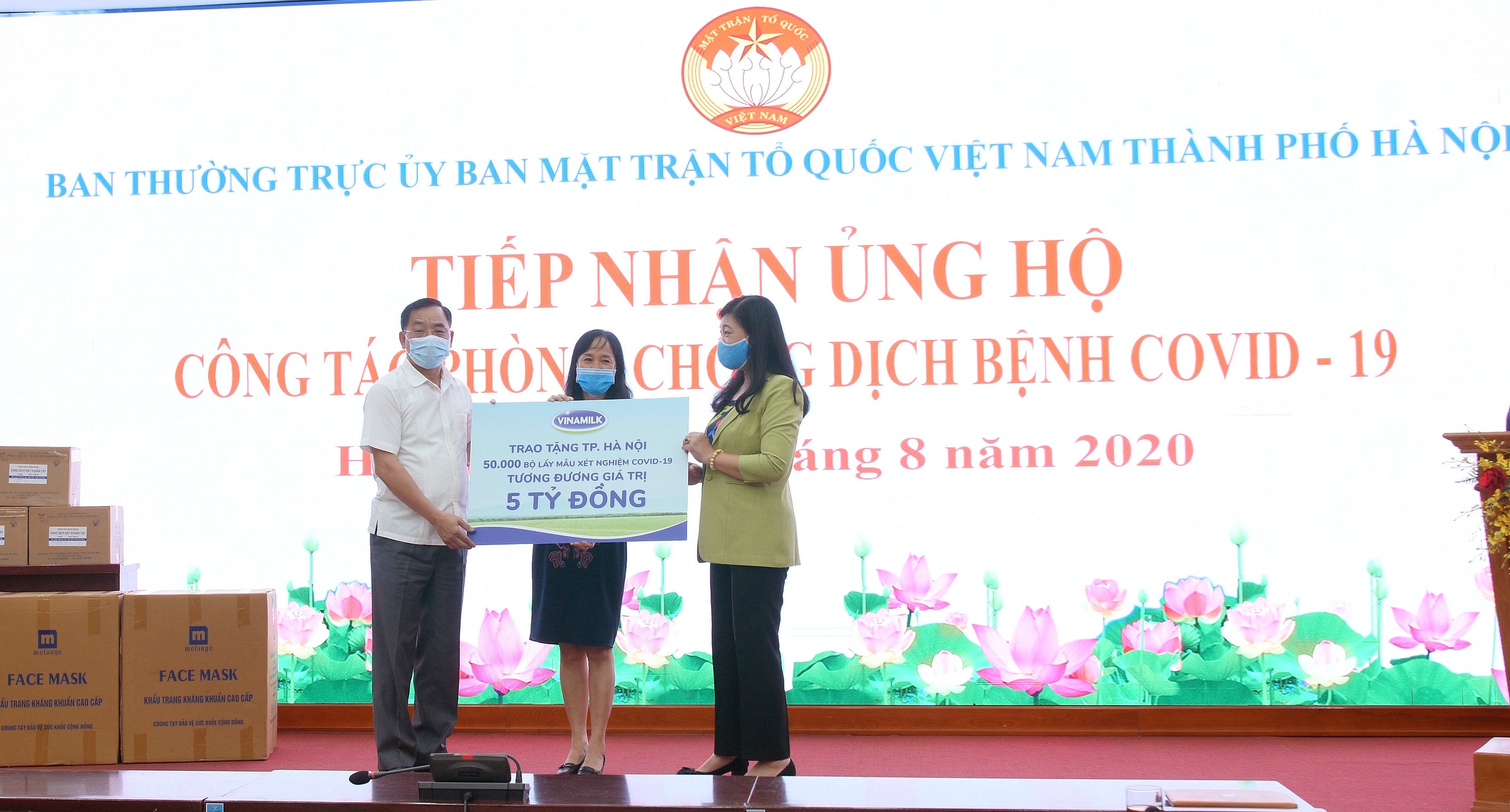 Tiêu dùng & Dư luận - Vinamilk ủng hộ 8 tỷ đồng cho Hà Nội và 3 tỉnh miền Trung chiến đấu chống dịch Covid-19