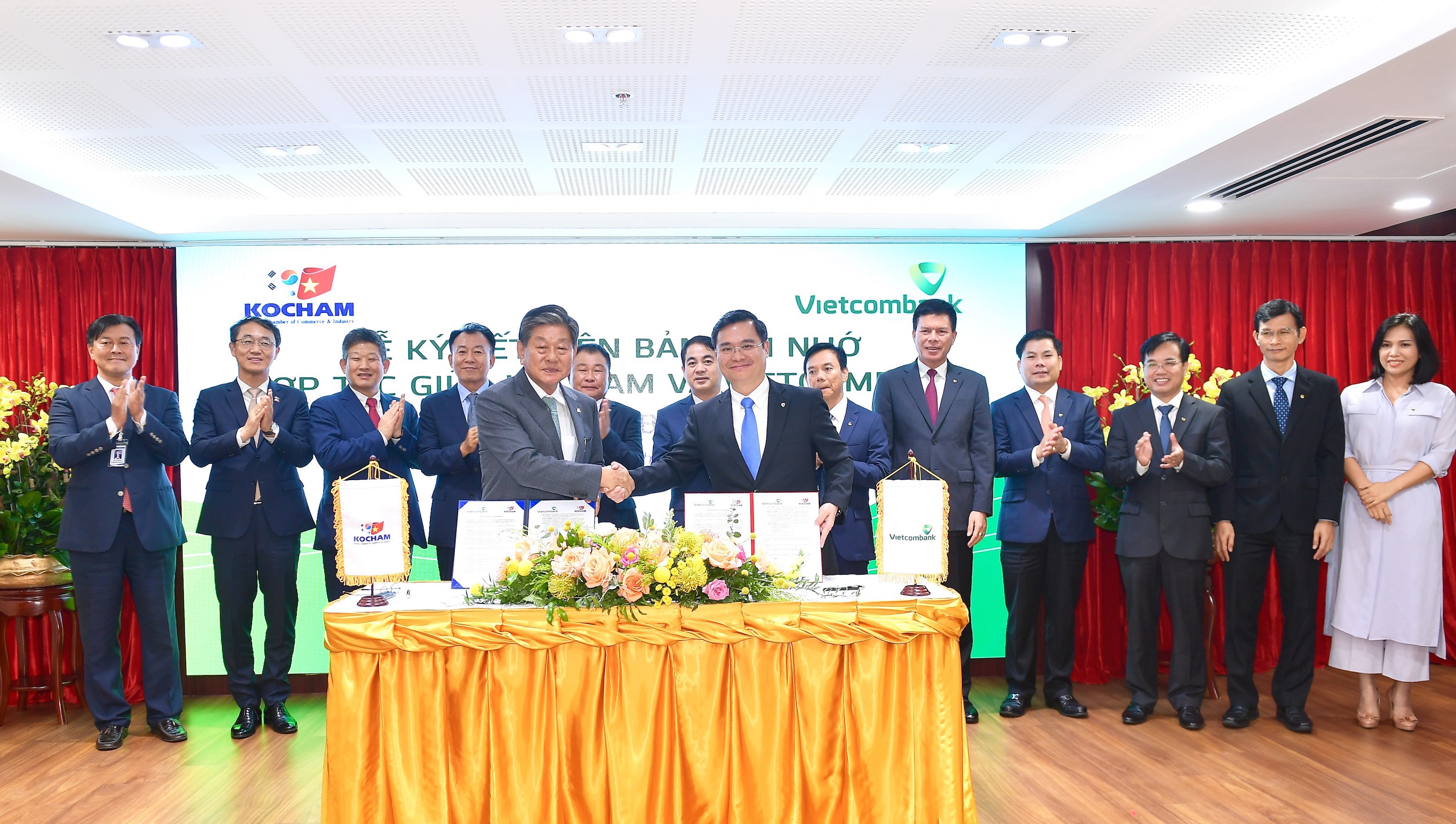 Tài chính - Ngân hàng - Lễ ký kết Biên bản ghi nhớ hợp tác giữa Vietcombank và Kocham (Hình 2).