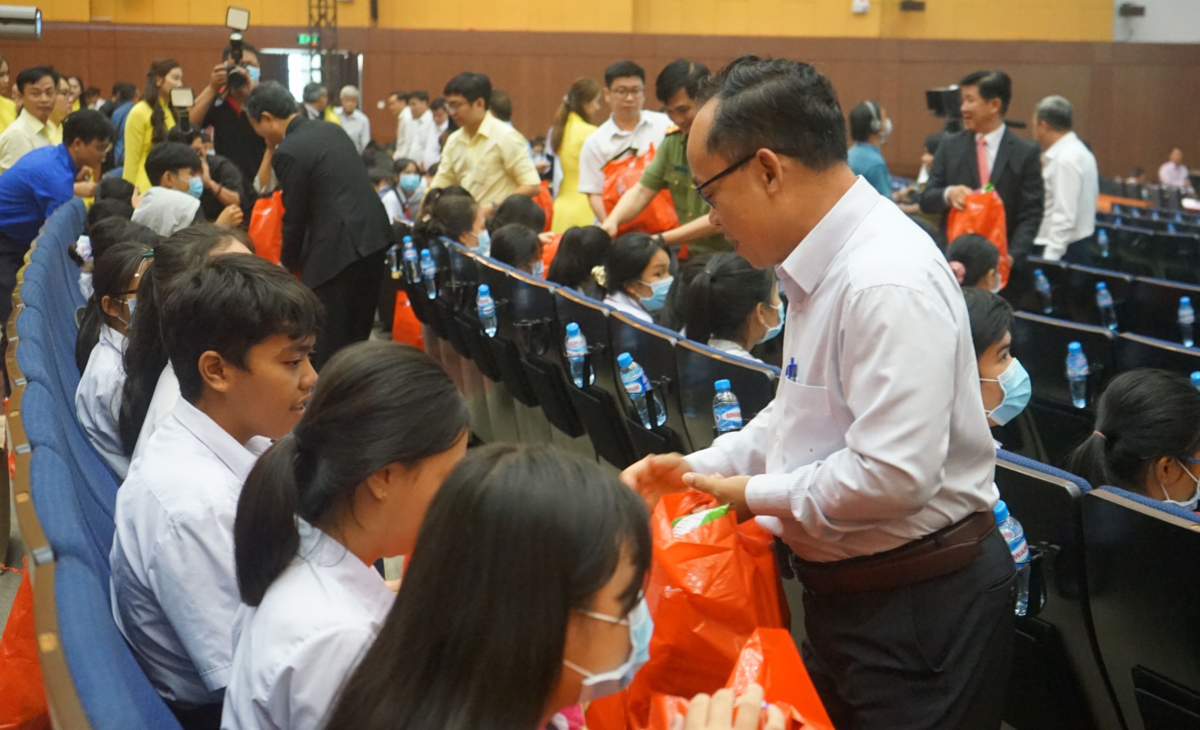 Tiêu dùng & Dư luận - Chung tay mang Trung thu ấm ấp đến cho trẻ em, học sinh có hoàn cảnh khó khăn (Hình 4).