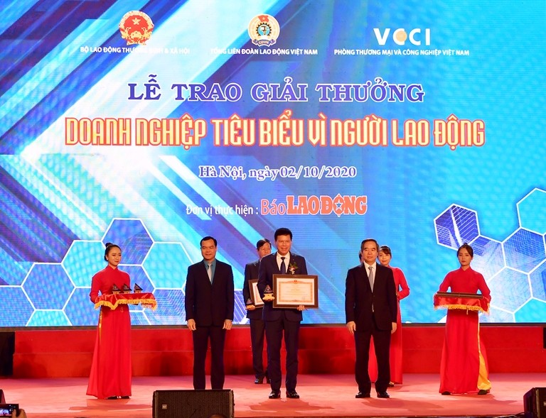 Tài chính - Ngân hàng - Vietcombank vinh dự được Thủ tướng Chính phủ tặng Bằng khen “Doanh nghiệp tiêu biểu vì người lao động”