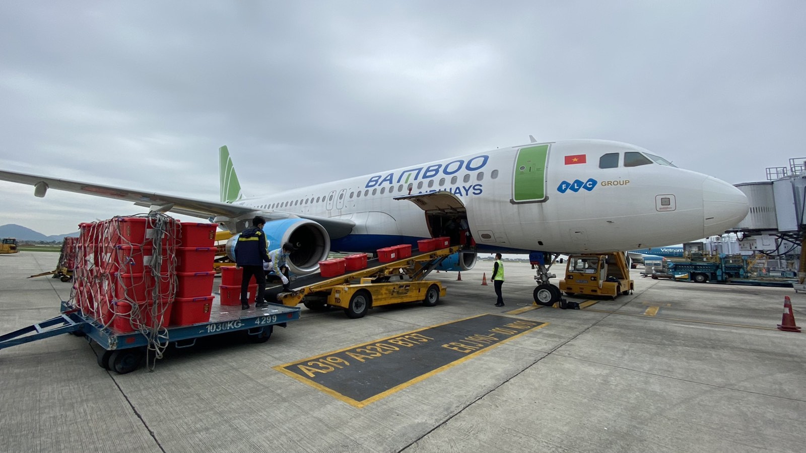 Cần biết - Bamboo Airways chở hàng cứu trợ hạ cánh miền Trung