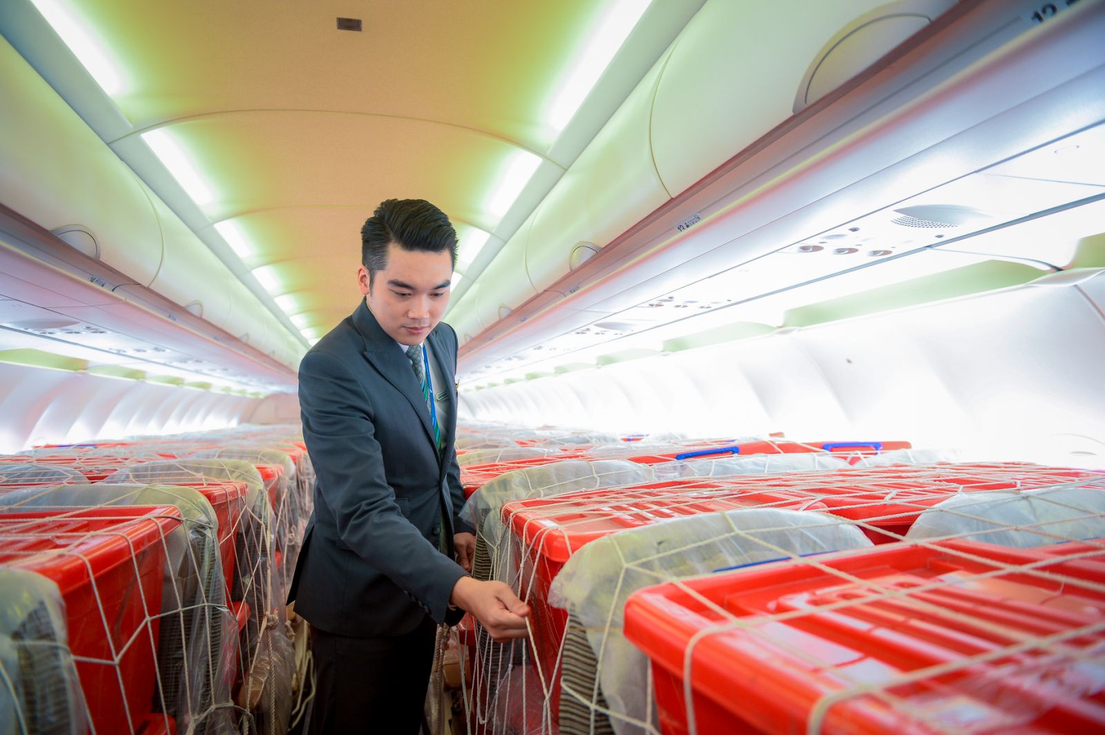 Cần biết - Bamboo Airways chở hàng cứu trợ hạ cánh miền Trung (Hình 4).