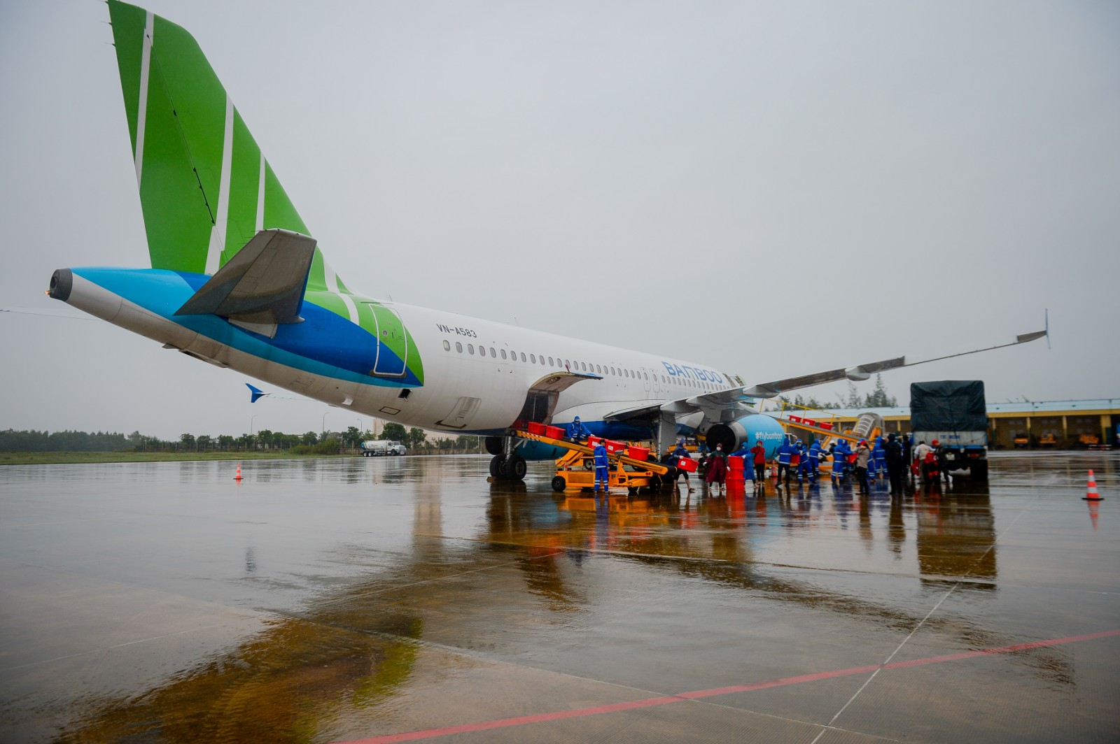 Cần biết - Bamboo Airways chở hàng cứu trợ hạ cánh miền Trung (Hình 5).