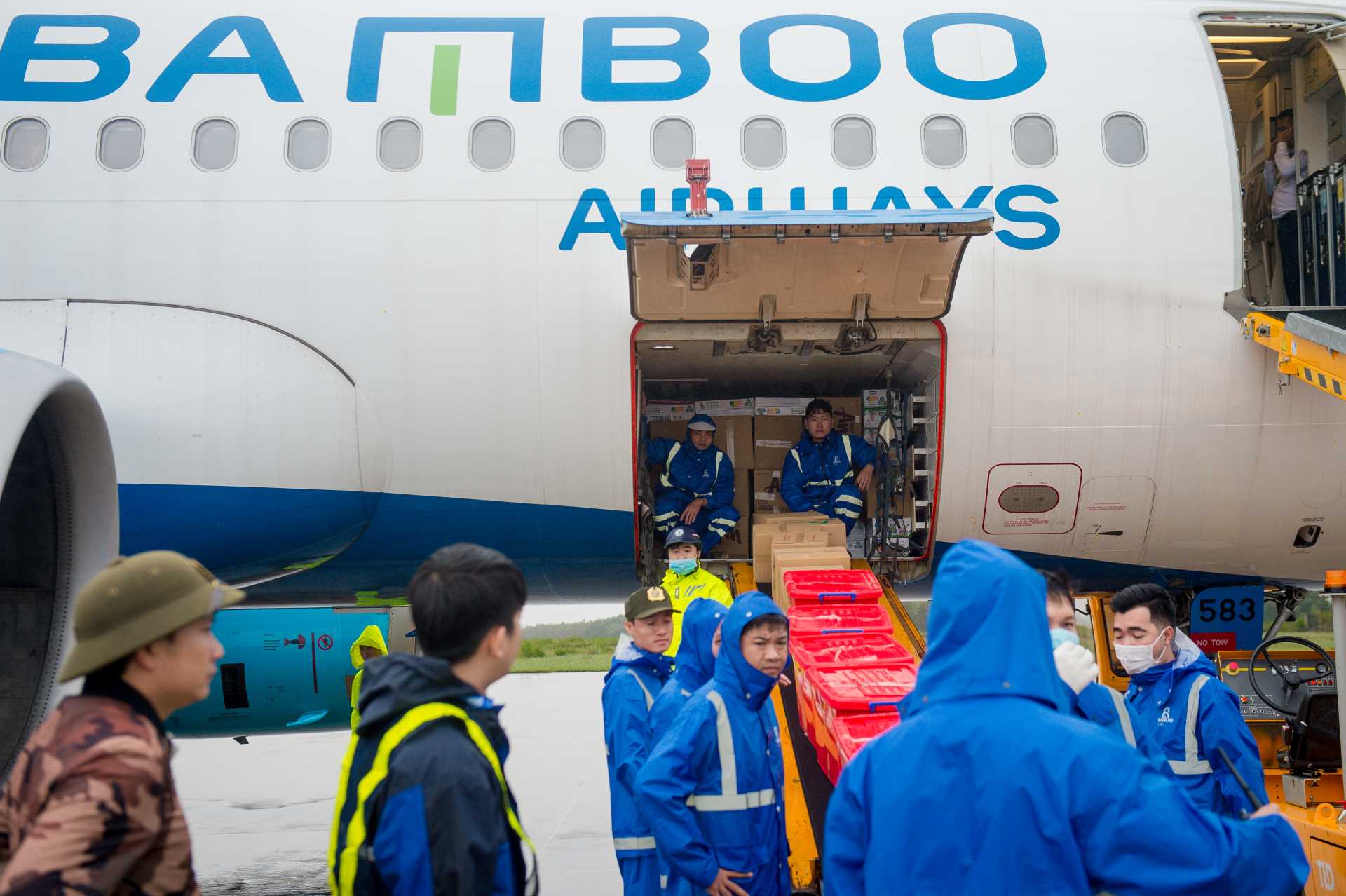 Cần biết - Bamboo Airways chở hàng cứu trợ hạ cánh miền Trung (Hình 6).