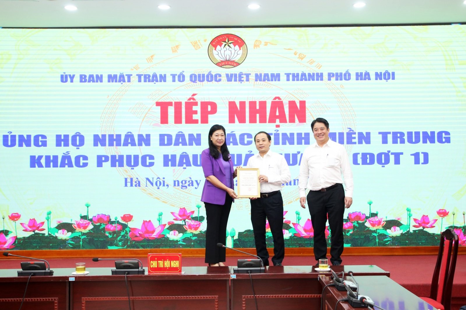 Tiêu dùng & Dư luận - Cán bộ nhân viên EVNHANOI quyên góp ủng hộ đồng bào miền Trung (Hình 3).