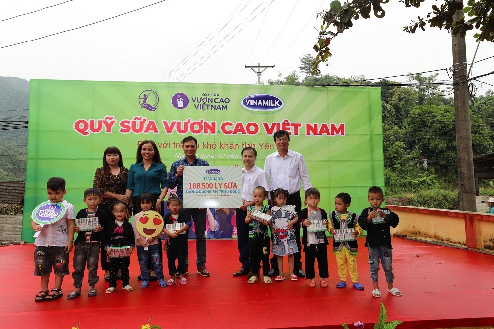 Tài chính - Ngân hàng - Vinamilk trao 108.500 ly sữa cho trẻ em có hoàn cảnh khó khăn Yên Bái (Hình 2).