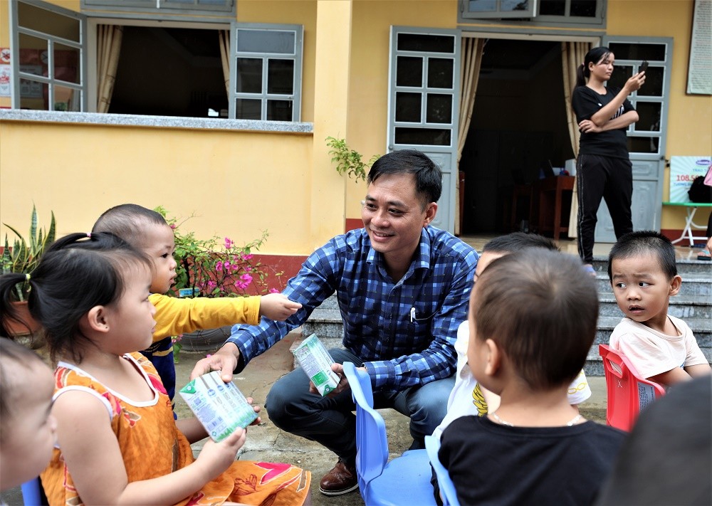 Tài chính - Ngân hàng - Vinamilk trao 108.500 ly sữa cho trẻ em có hoàn cảnh khó khăn Yên Bái (Hình 3).