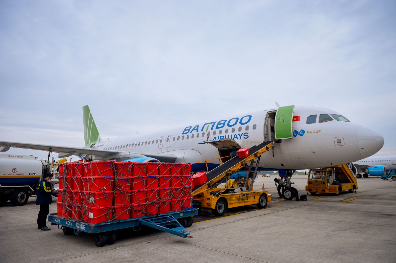 Cần biết - Bamboo Airways cấp tấp đưa bác sĩ, hàng hóa y tế vào hỗ trợ miền Trung (Hình 3).