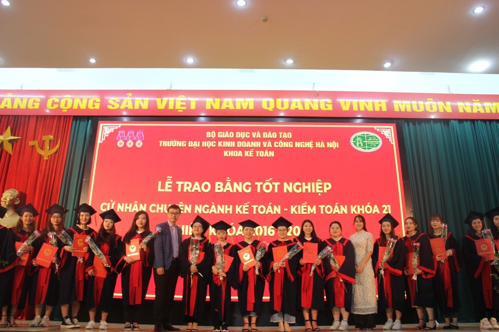 Giáo dục - Trao bằng tốt nghiệp cử nhân chuyên ngành Kế toán - Kiểm toán