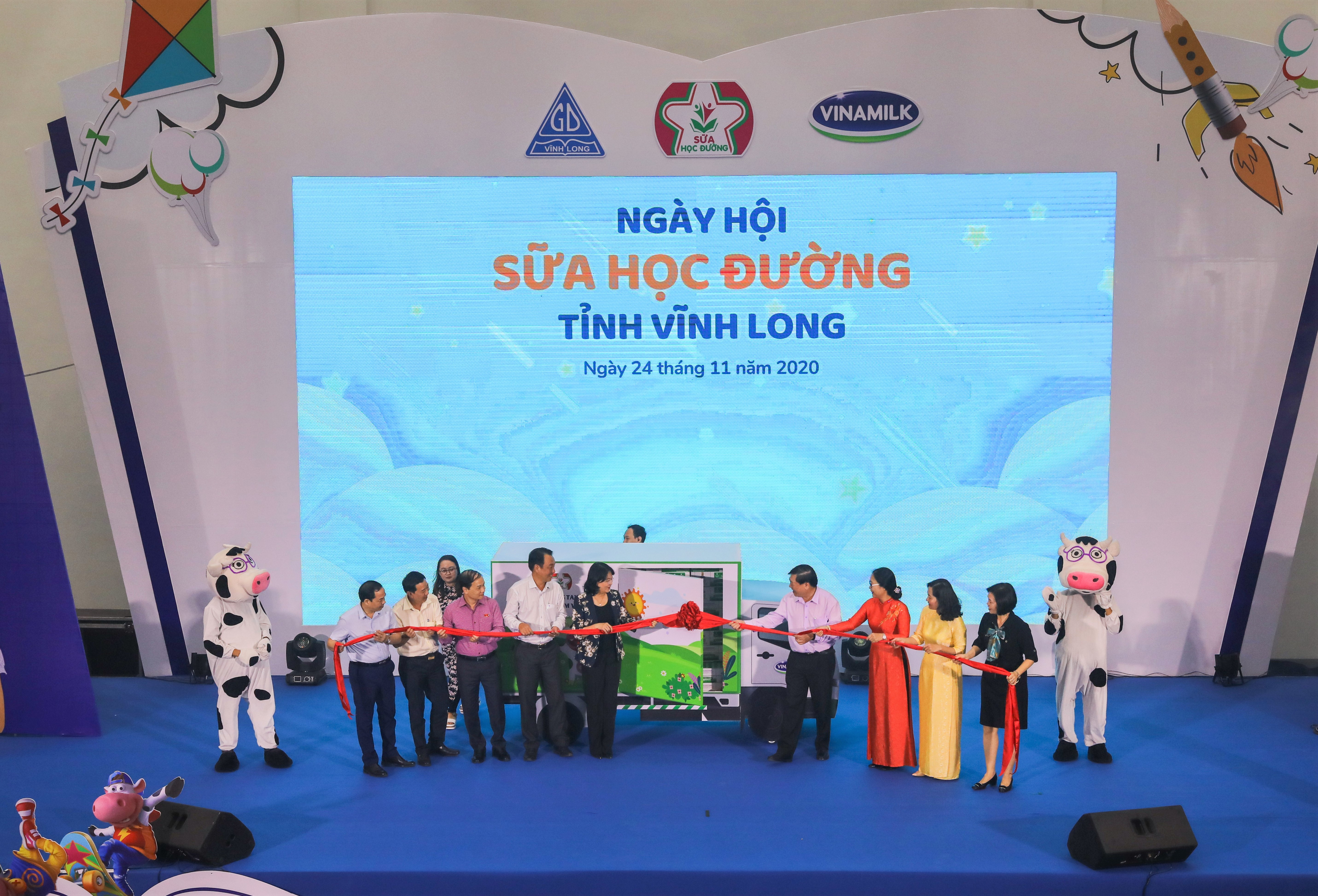 Tiêu dùng & Dư luận - Niềm vui của thầy và trò tỉnh Vĩnh Long với ngày hội sữa học đường