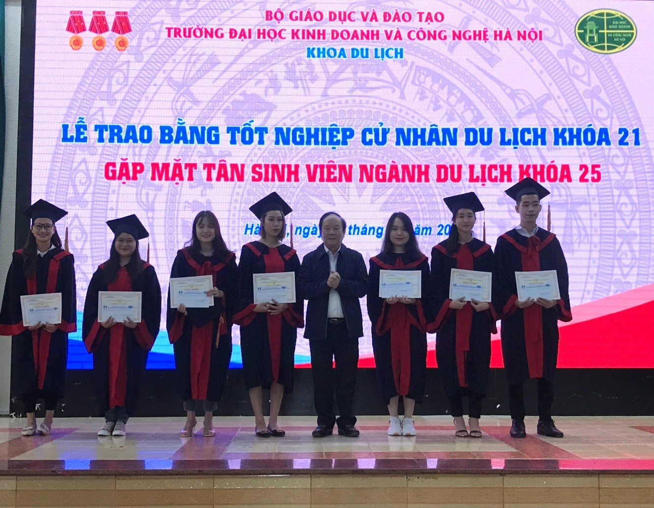 Giáo dục - Đại học Kinh doanh và Công nghệ Hà Nội gặp mặt tân sinh viên