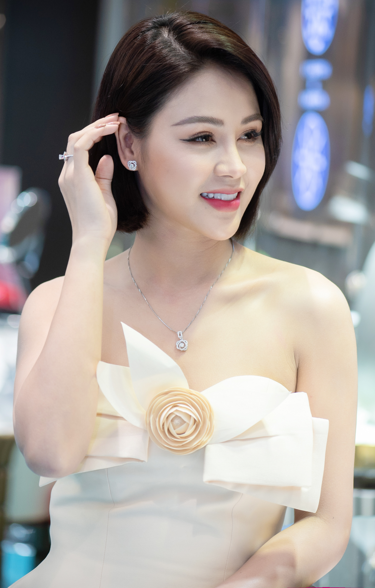 Tiêu dùng & Dư luận - Lương Thu Trang đẹp rạng rỡ với Trang sức kim cương DOJI