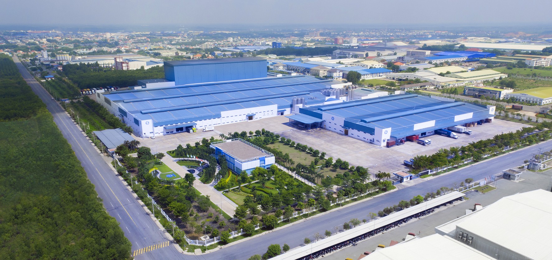 Ti&ecirc;u d&ugrave;ng & Dư luận - Với 13 nh&agrave; m&aacute;y hiện đại, Vinamilk hiện c&oacute; thể sản xuất hơn 28 triệu hộp sữa nước mỗi ng&agrave;y (H&igrave;nh 3).