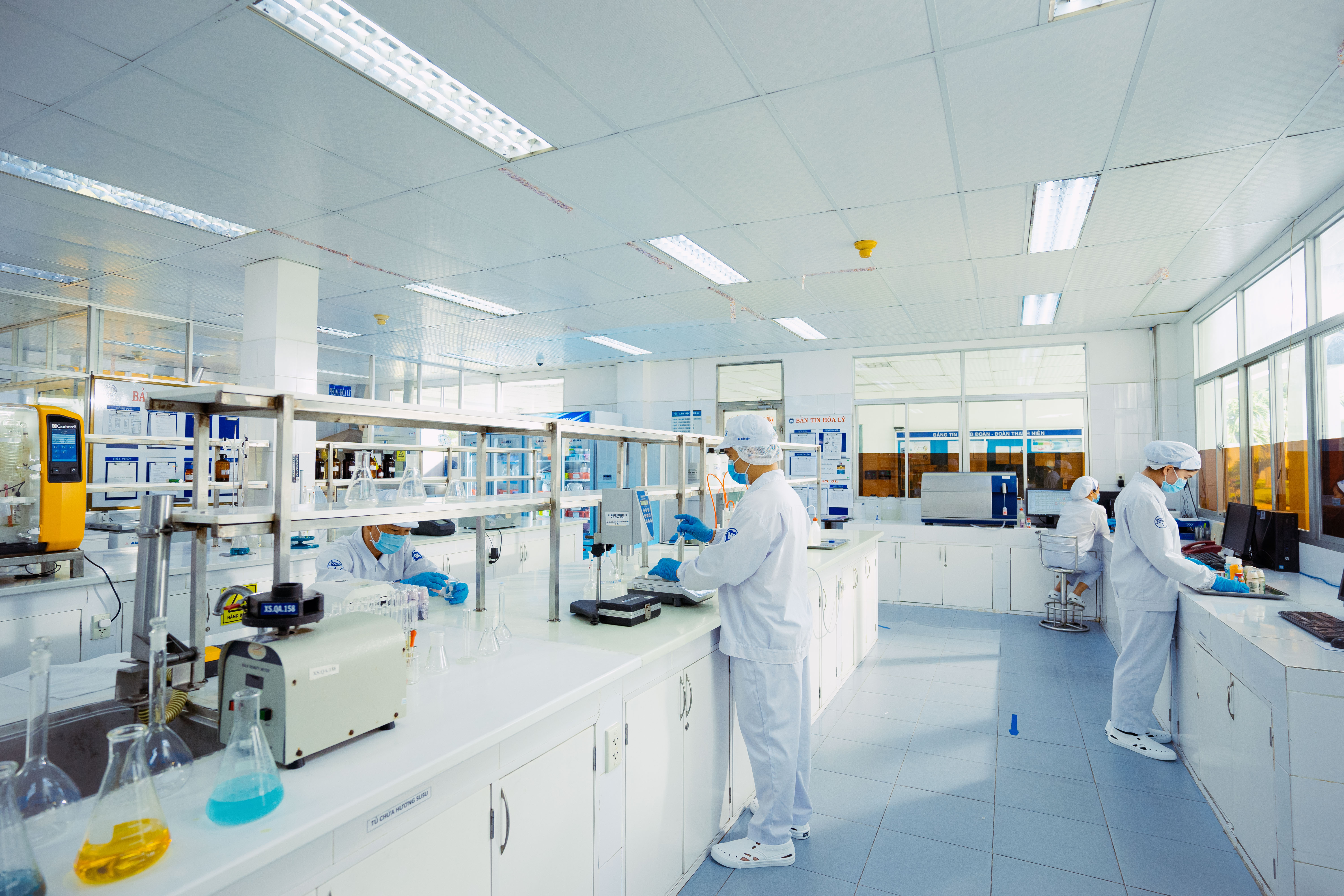 Ti&ecirc;u d&ugrave;ng & Dư luận - Với 13 nh&agrave; m&aacute;y hiện đại, Vinamilk hiện c&oacute; thể sản xuất hơn 28 triệu hộp sữa nước mỗi ng&agrave;y (H&igrave;nh 7).