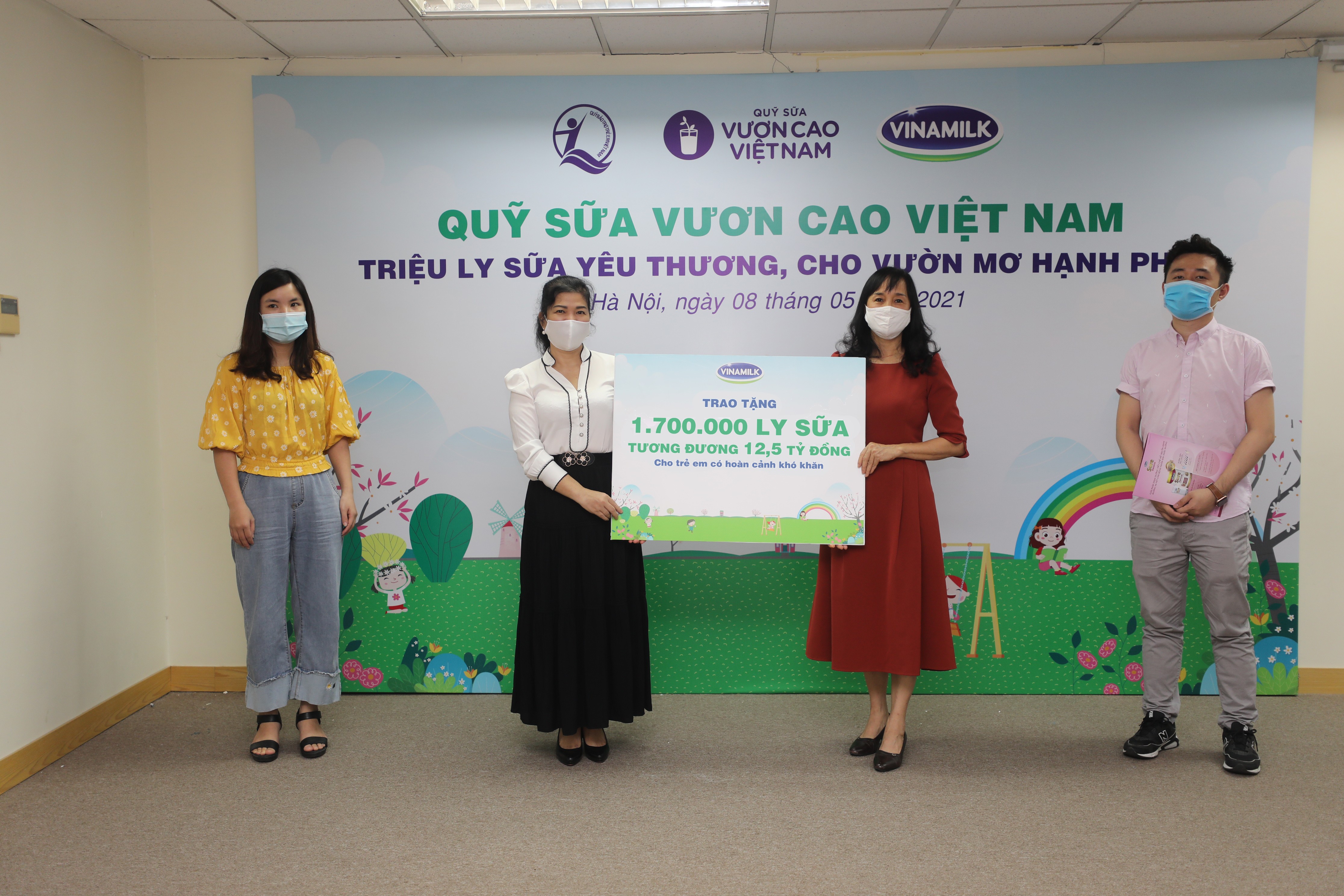 Tiêu dùng & Dư luận - Quỹ sữa vươn cao Việt Nam tiếp tục hành trình trao sữa cho trẻ em tại 26 tỉnh thành trong năm thứ 14