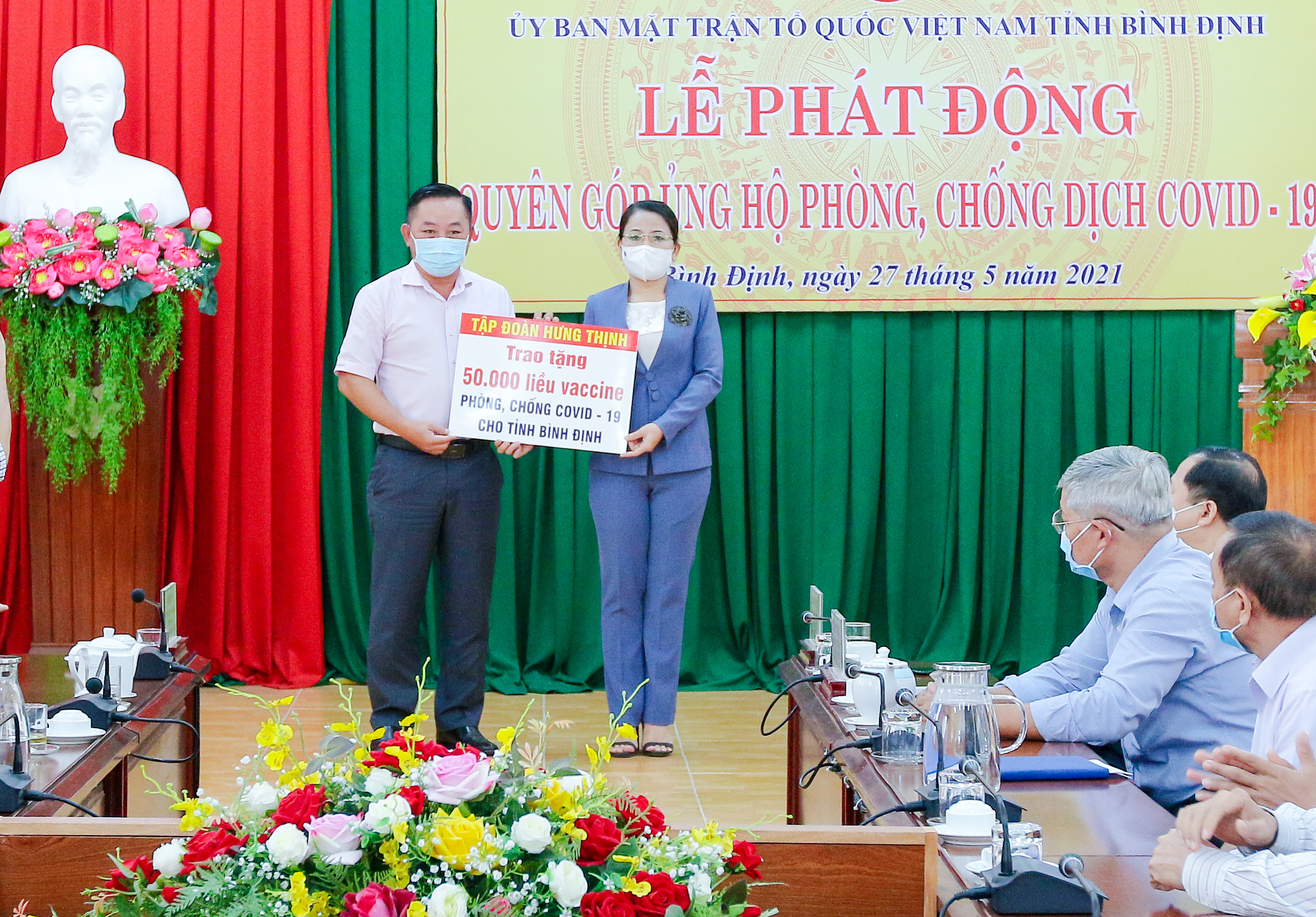 Cần biết - Tập đoàn Hưng Thịnh trao tặng 50.000 liều vắc-xin phòng, chống Covid-19 cho tỉnh Bình Định