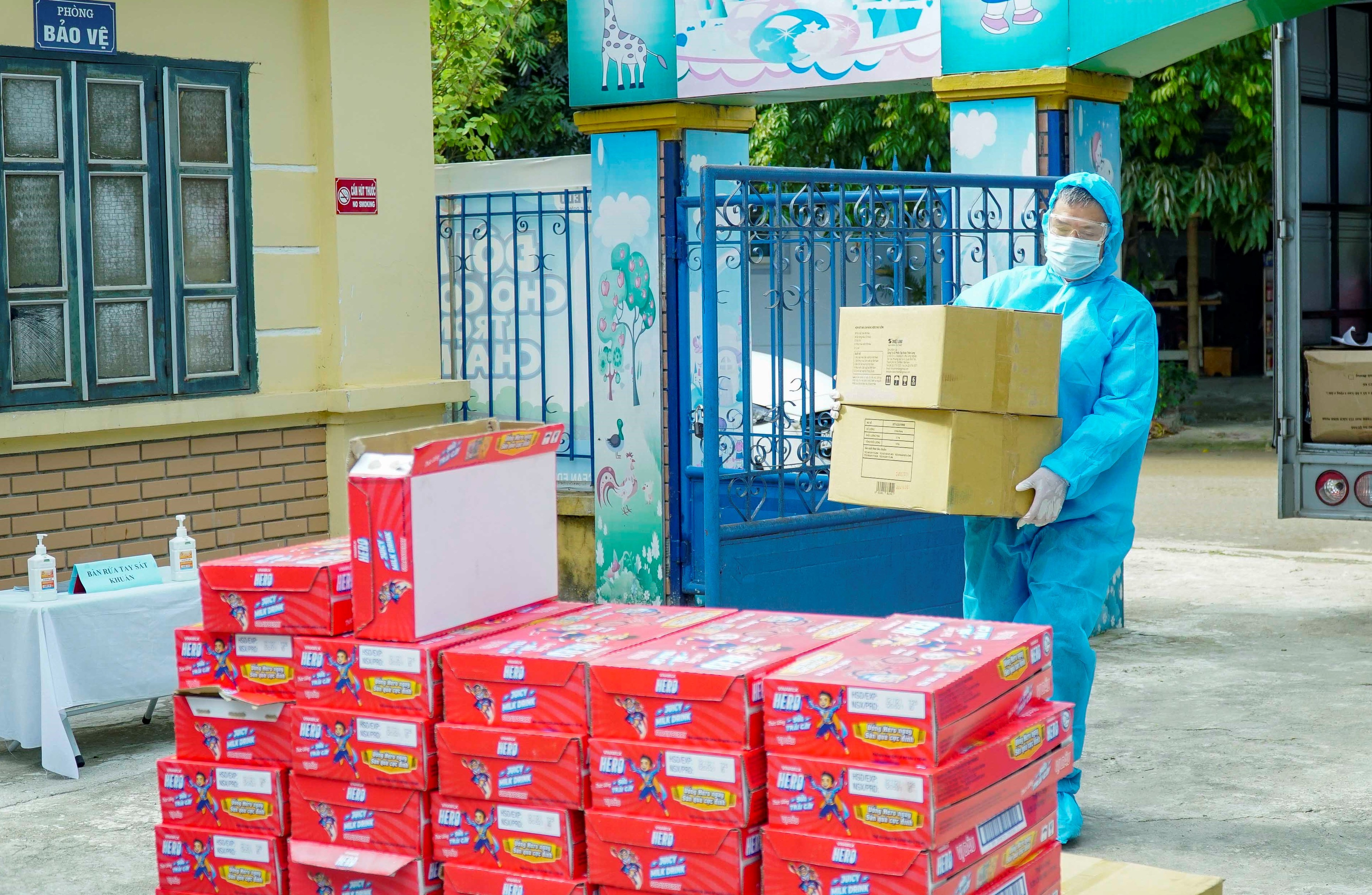 Tiêu dùng & Dư luận - Vinamilk Hero tặng 3.000 phần sữa và quà 1/6 cho các “anh hùng nhí” tại nhiều khu cách ly (Hình 4).