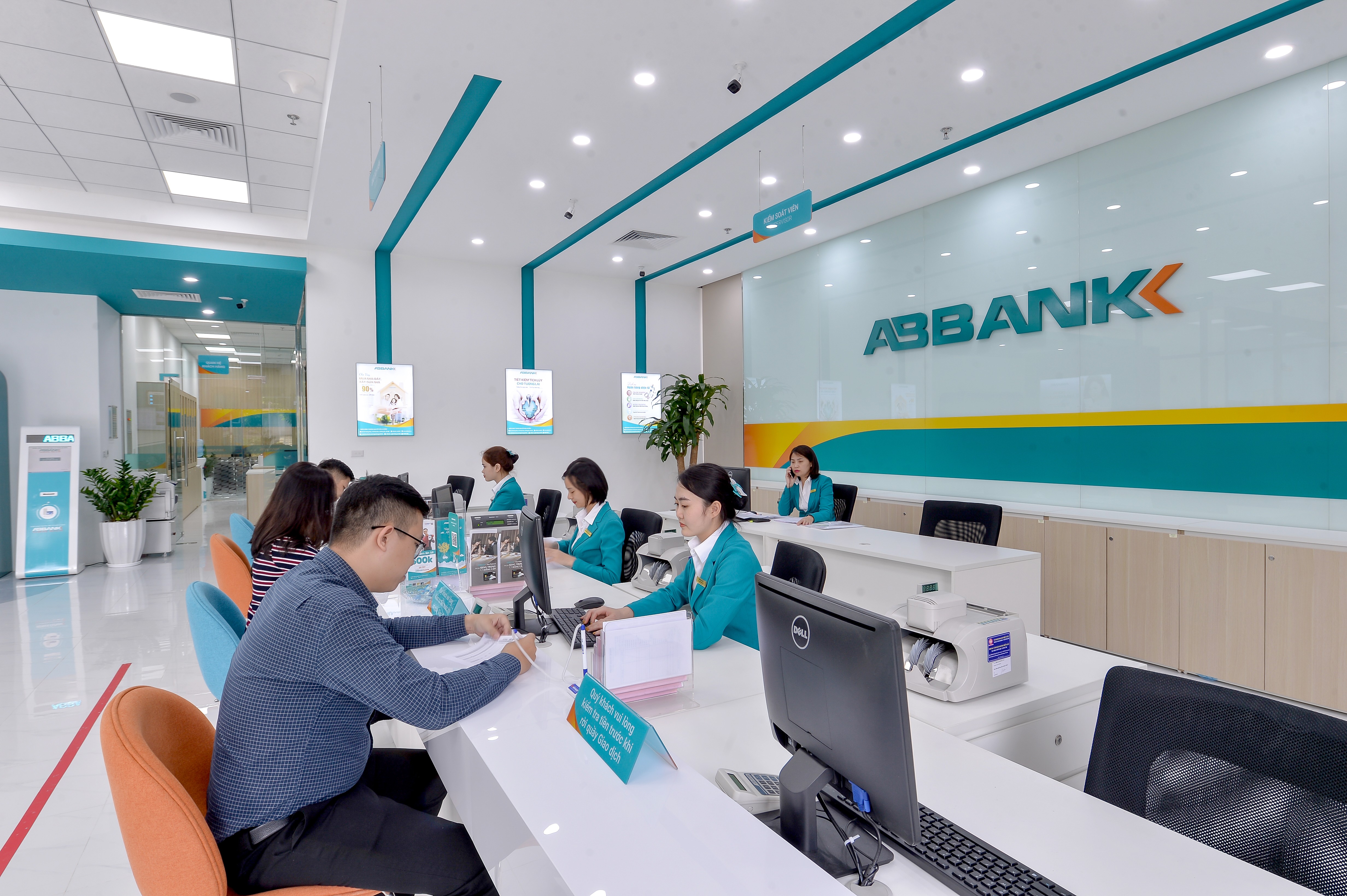 Tài chính - Ngân hàng - ABBANK áp dụng hệ thống nhận diện thương hiệu và không gian giao dịch (Hình 2).