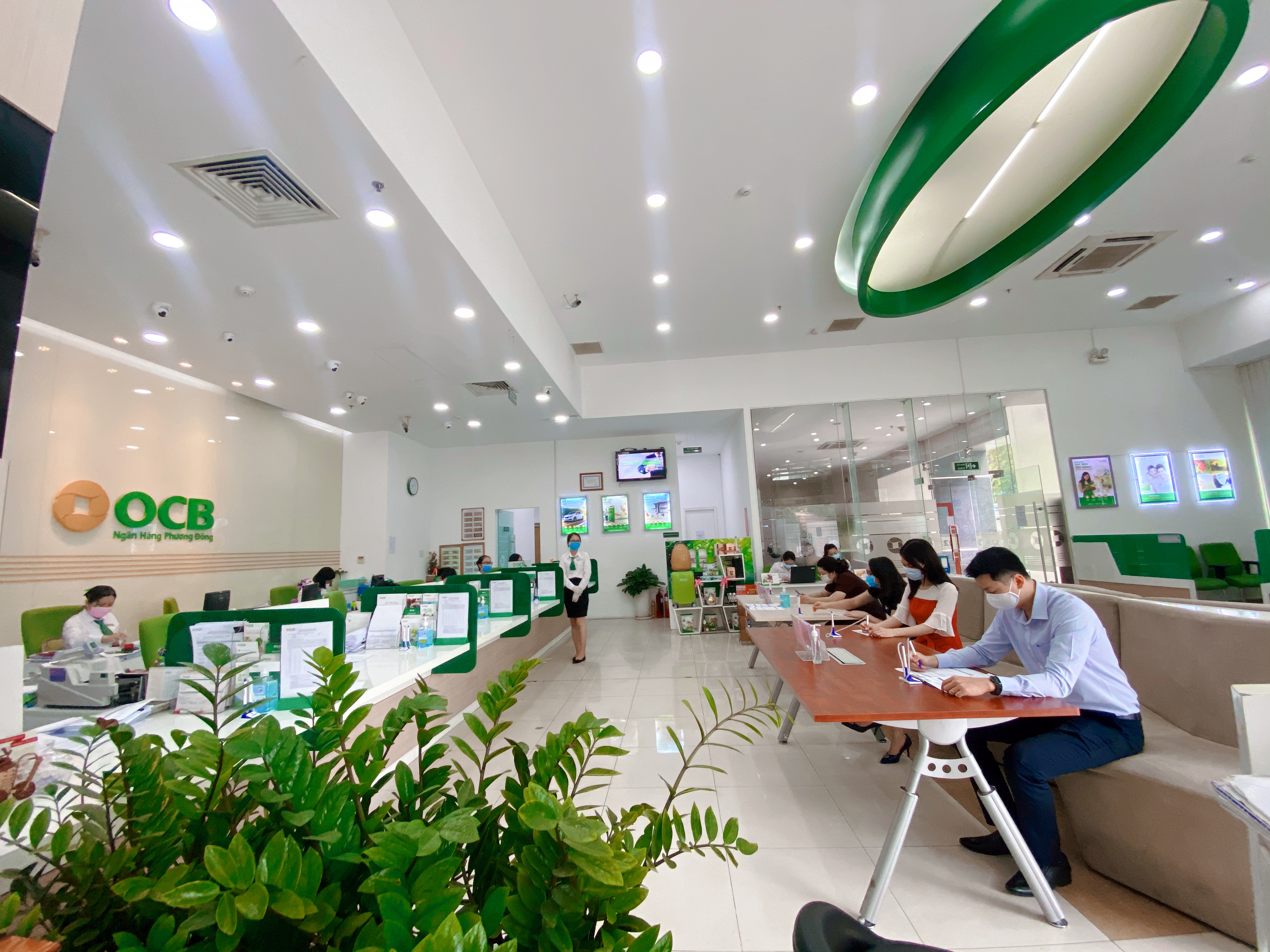Tài chính - Ngân hàng - OCB hỗ trợ thiết bị y tế phòng, chống Covid 19
