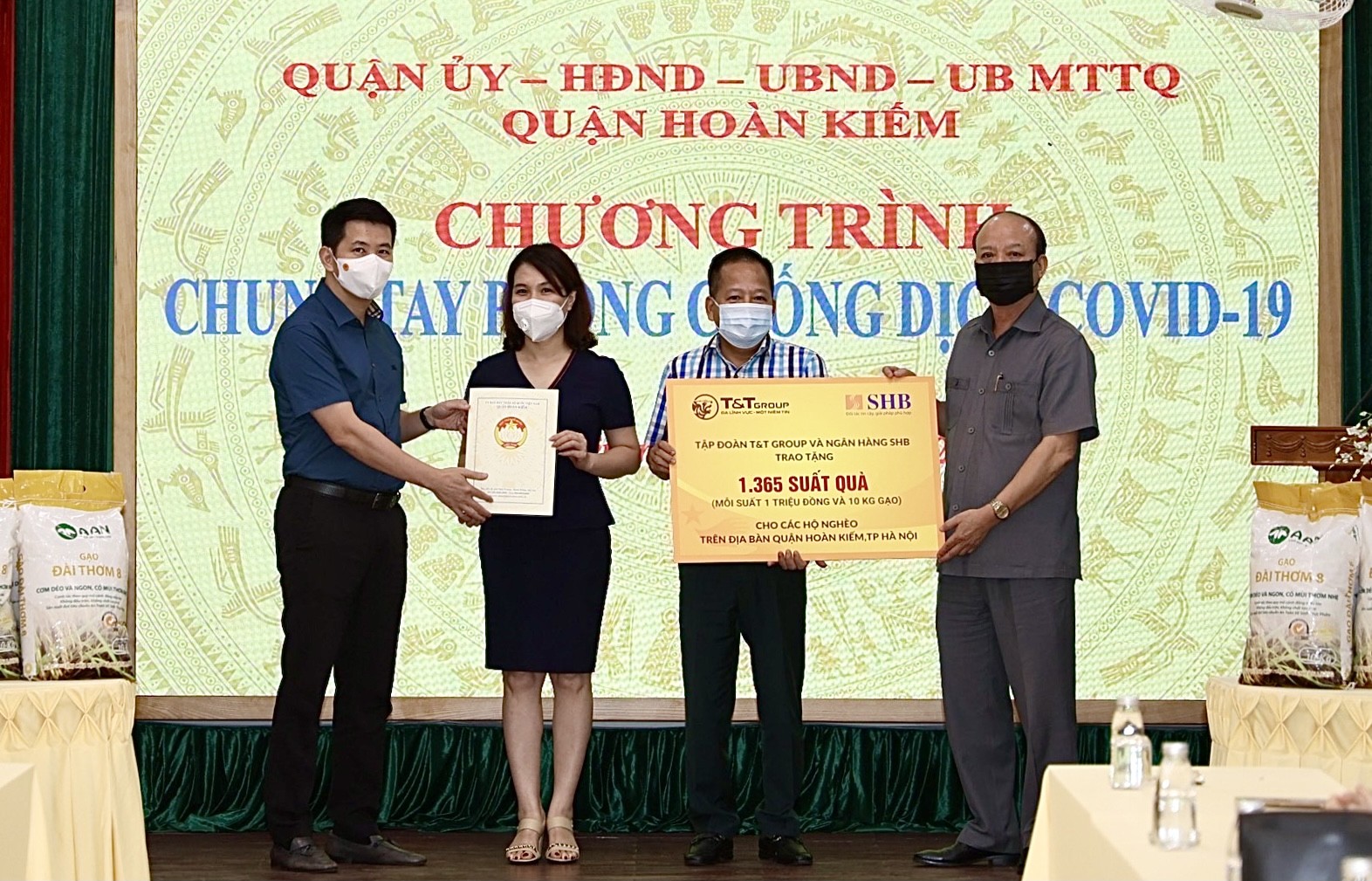 Tiêu dùng & Dư luận - T&T Group và Ngân hàng SHB trao tặng 1.365 suất quà hỗ trợ người nghèo quận Hoàn Kiếm, Hà Nội