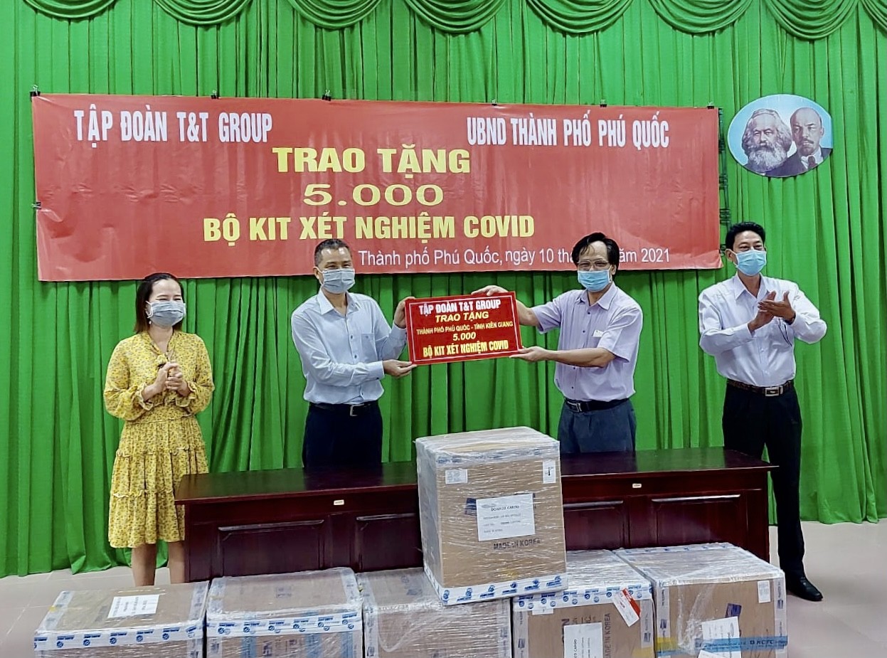 Tiêu dùng & Dư luận - T&T Group và Ngân hàng SHB trao tặng 1.365 suất quà hỗ trợ người nghèo quận Hoàn Kiếm, Hà Nội (Hình 3).