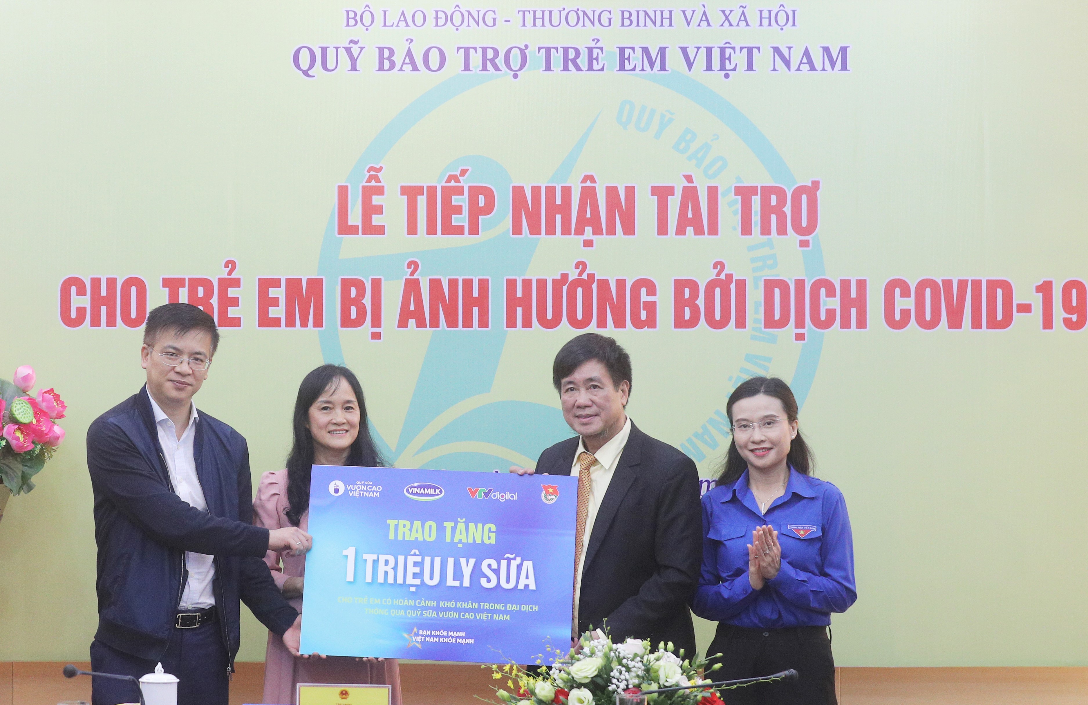 Tiêu dùng & Dư luận - Vinamilk trao 10 tỷ và 1 triệu ly sữa hỗ trợ trẻ em, tổng kết chiến dịch cộng đồng nhiều ý nghĩa (Hình 2).