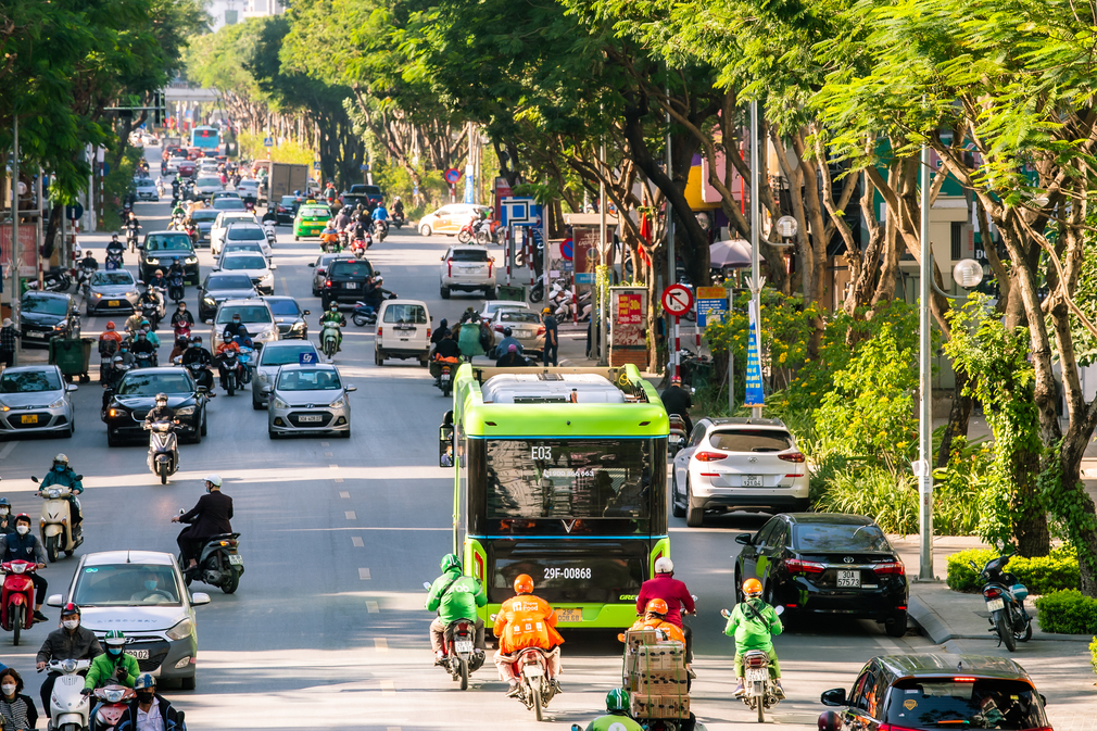 Tiêu dùng & Dư luận - Hành khách thích thú khi lần đầu được đi xe buýt điện thân thiện với môi trường