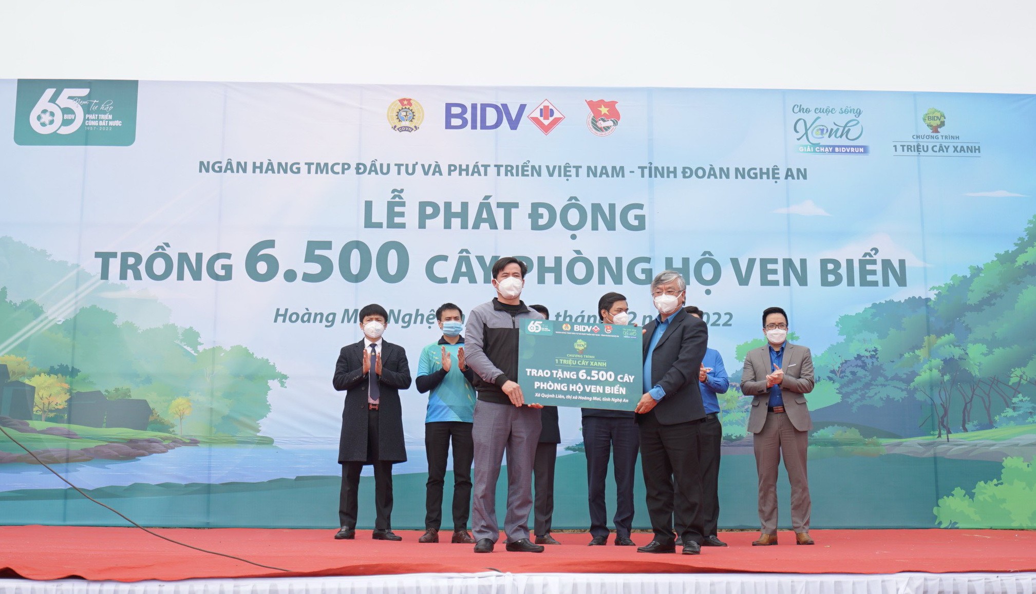 Tài chính - Ngân hàng - BIDV trồng 6.500 cây phòng hộ ven biển tại Nghệ An