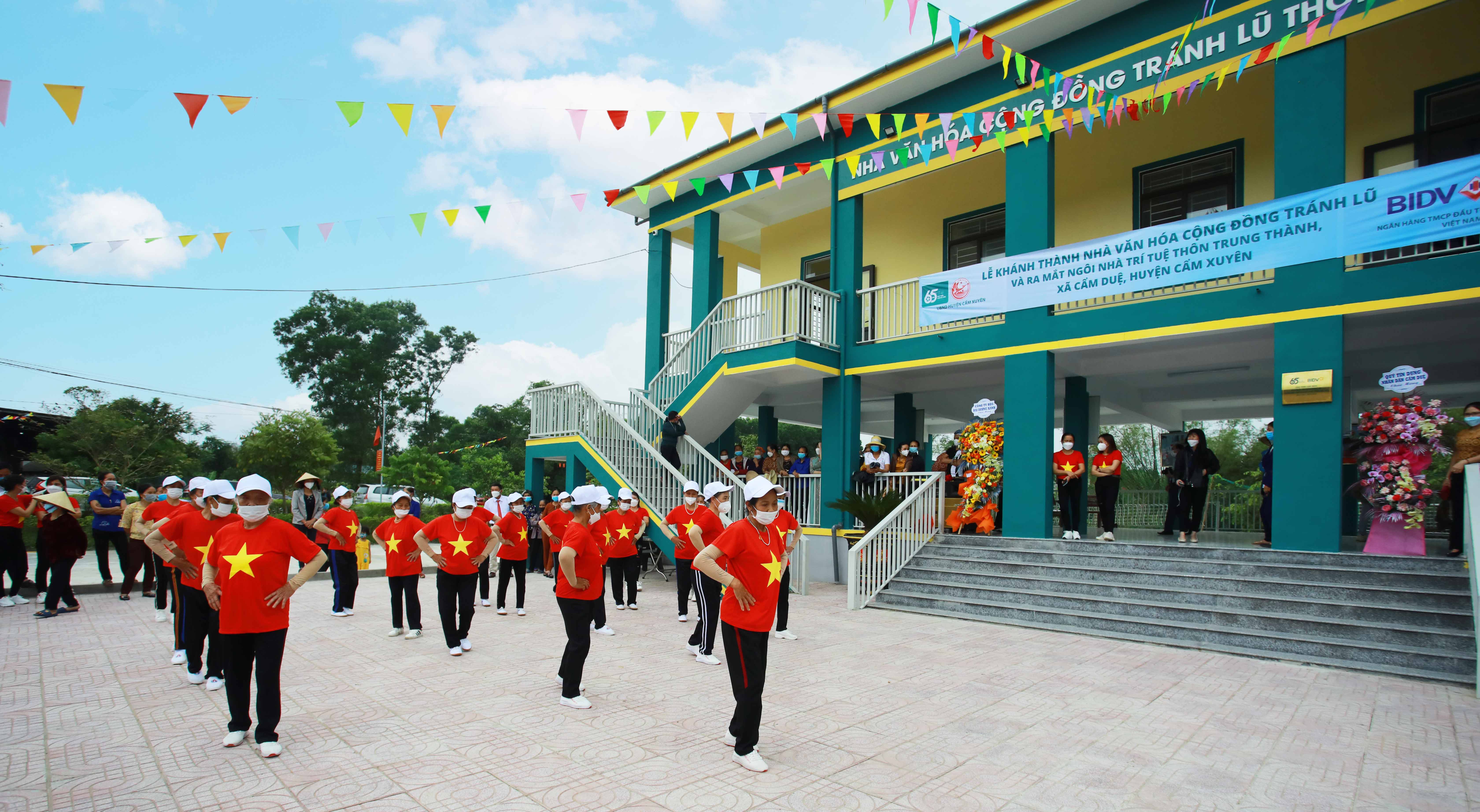 Kinh tế - BIDV khánh thành nhà cộng đồng tránh lũ và trồng cây phòng hộ ven biển tại Hà Tĩnh (Hình 2).