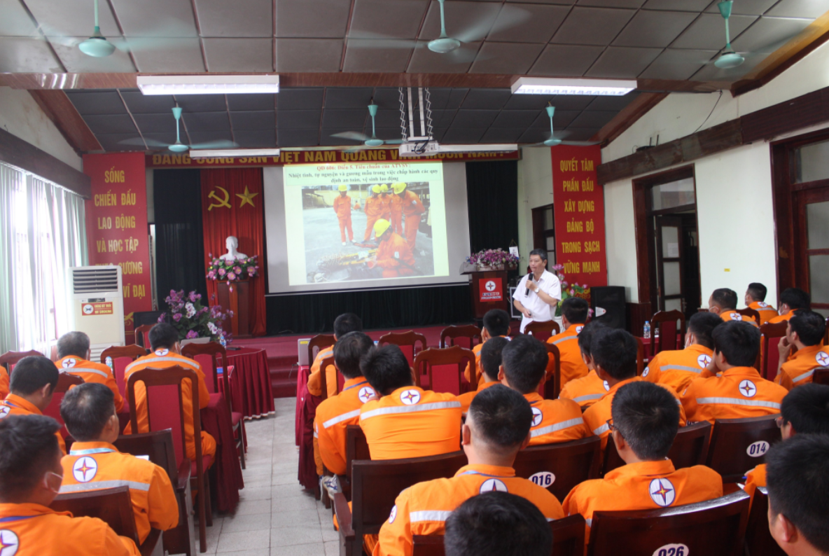 Kinh tế - Công ty Điện lực Bắc Giang: Đảm bảo an toàn vệ sinh lao động với nhiều giải pháp thiết thực (Hình 3).