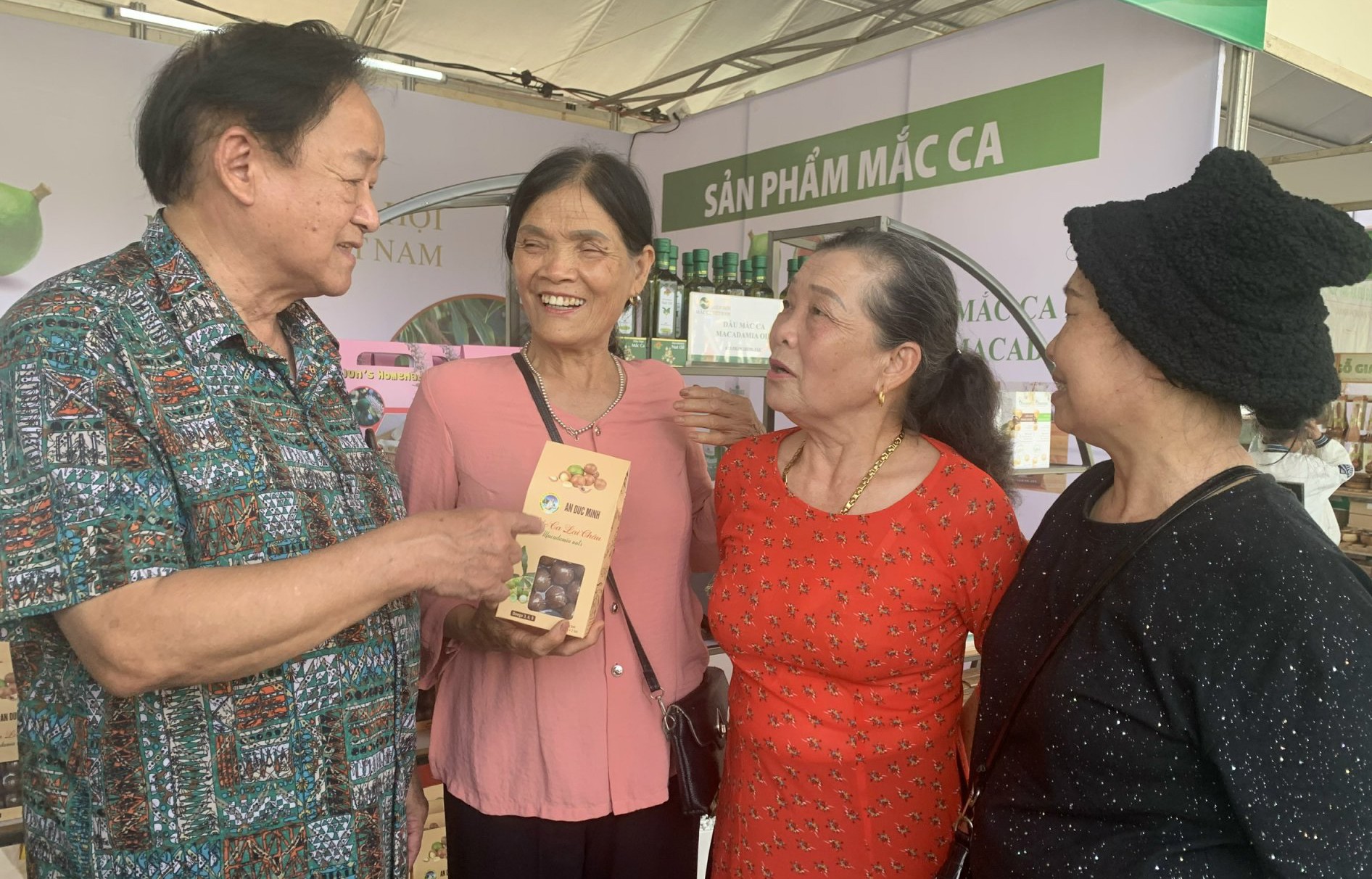 Kinh tế - 'Nữ hoàng quả khô' mắc ca 'hút khách' ở festival trái cây lớn nhất vùng Tây Bắc  (Hình 3).