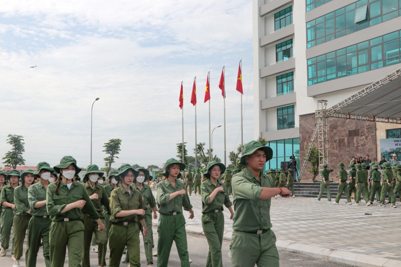 Cần biết - Mục sở thị Hội thao Quốc phòng và bế mạc kết thúc môn học Giáo dục Quốc phòng và An ninh của 1.200 sinh viên Trường Cao đẳng Công nghệ Bách Khoa Hà Nội (HPC) (Hình 2).