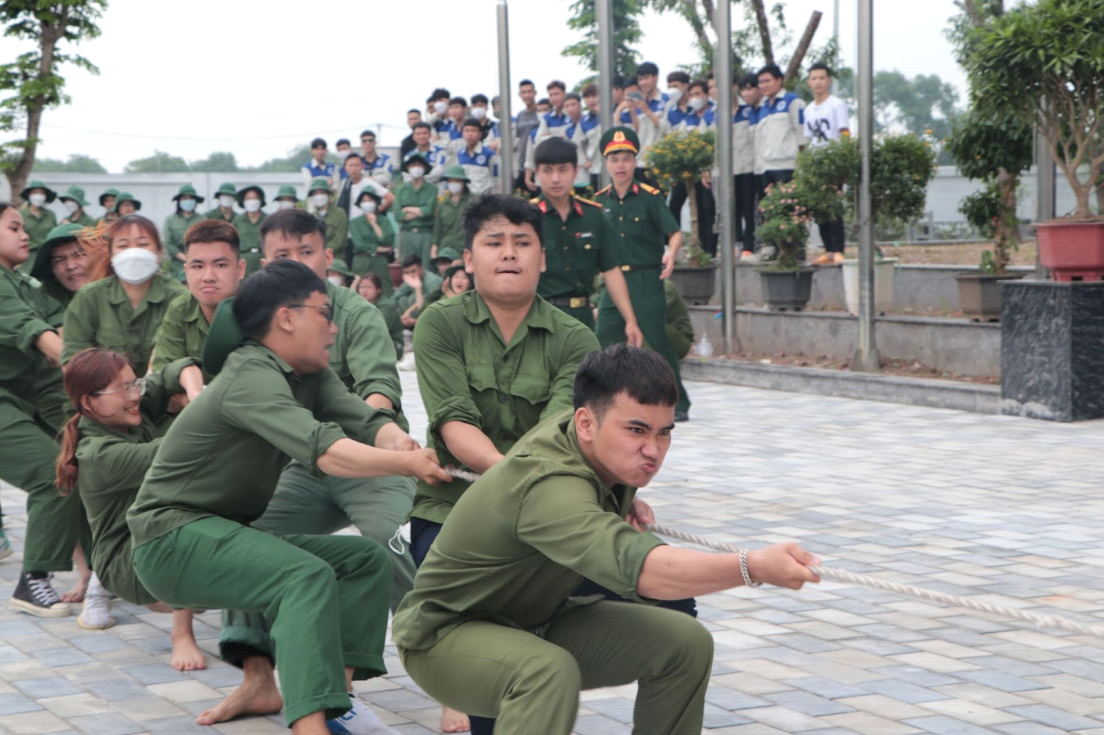 Cần biết - Mục sở thị Hội thao Quốc phòng và bế mạc kết thúc môn học Giáo dục Quốc phòng và An ninh của 1.200 sinh viên Trường Cao đẳng Công nghệ Bách Khoa Hà Nội (HPC) (Hình 6).