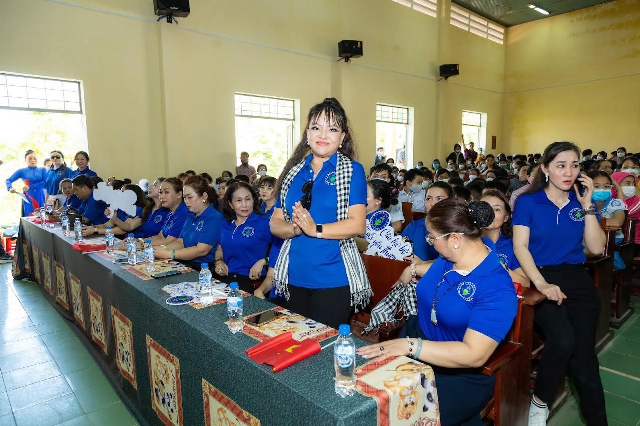 Cần biết - CEO Hồ Thanh Hương diện áo dài xanh tình nguyện đi trao nhiều phần quà giá trị tại huyện Tư Nghĩa – Quảng Ngãi (Hình 6).