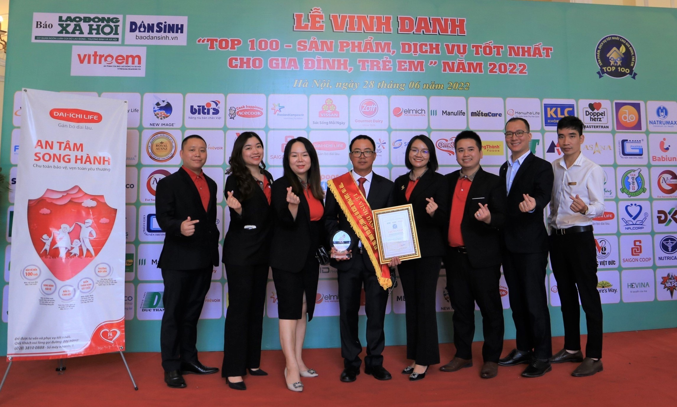 Tiêu dùng & Dư luận - Dai-ichi Life Việt Nam vinh dự nhận giải “Top 100 - Sản phẩm, Dịch vụ tốt nhất cho Gia đình, Trẻ em” lần thứ hai (Hình 2).