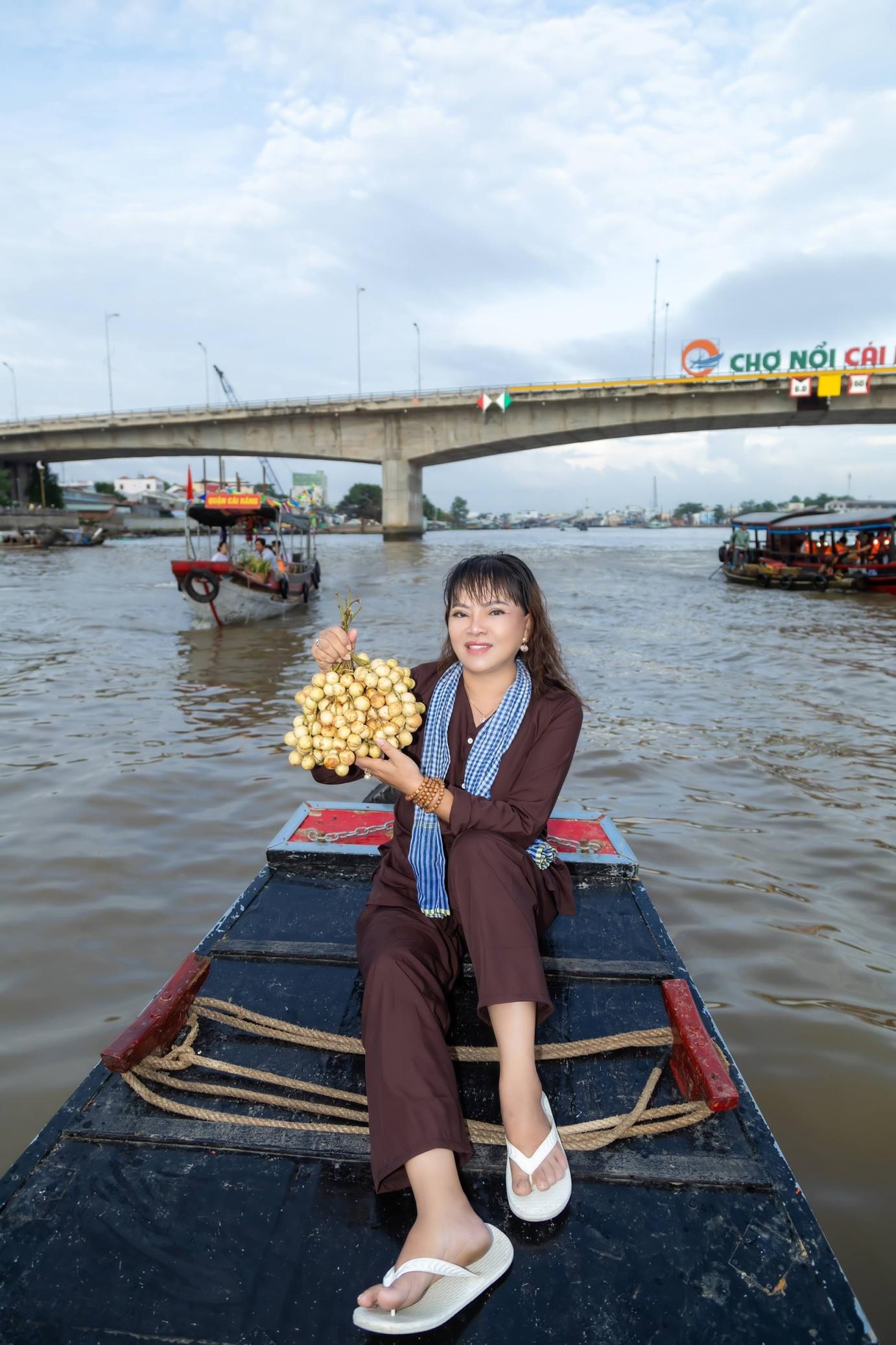 Cần biết - CEO Hồ Thanh Hương giản dị với áo bà ba rạng rỡ ở miền Tây sông nước  (Hình 2).