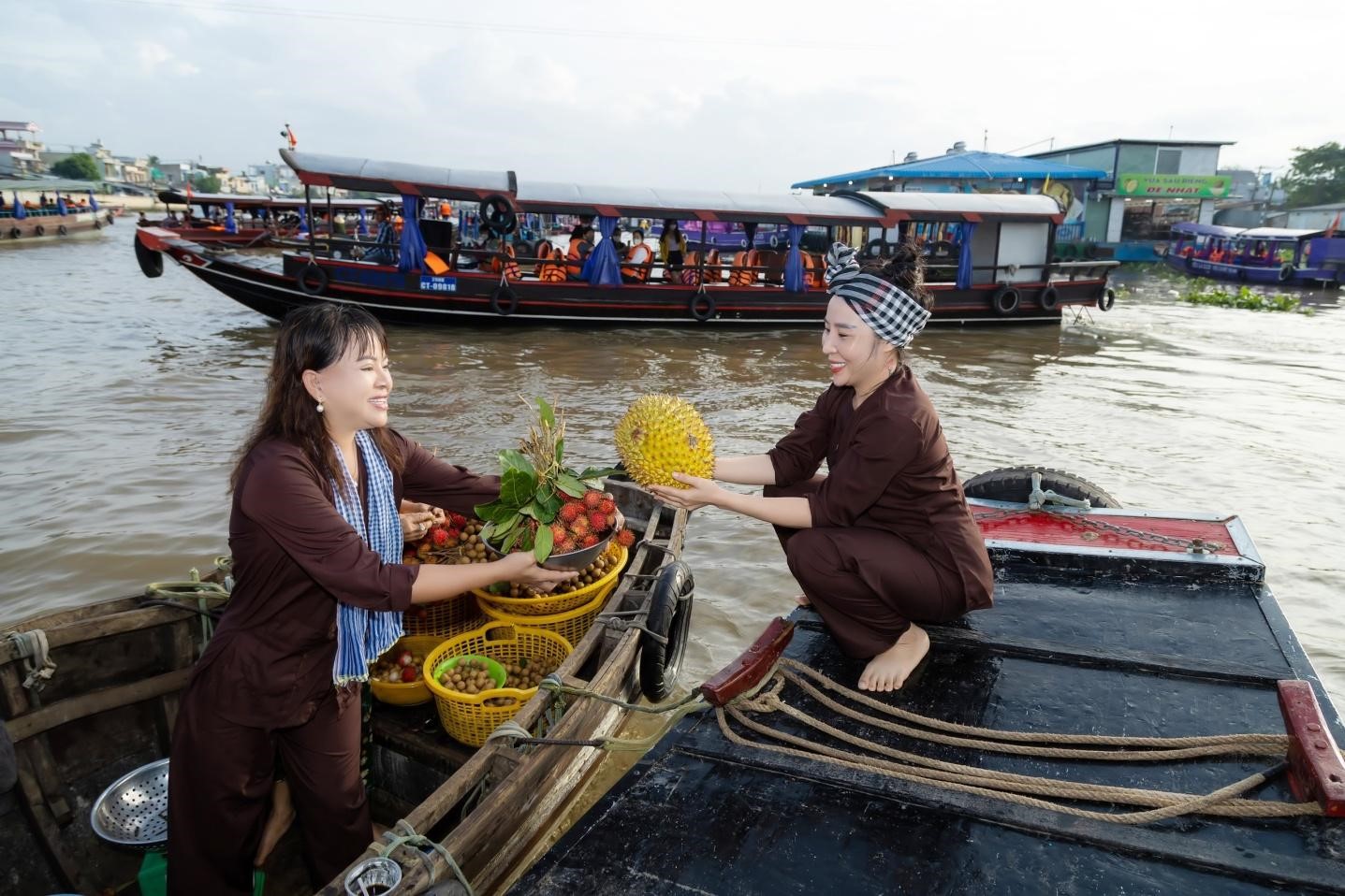 Cần biết - CEO Hồ Thanh Hương giản dị với áo bà ba rạng rỡ ở miền Tây sông nước  (Hình 5).