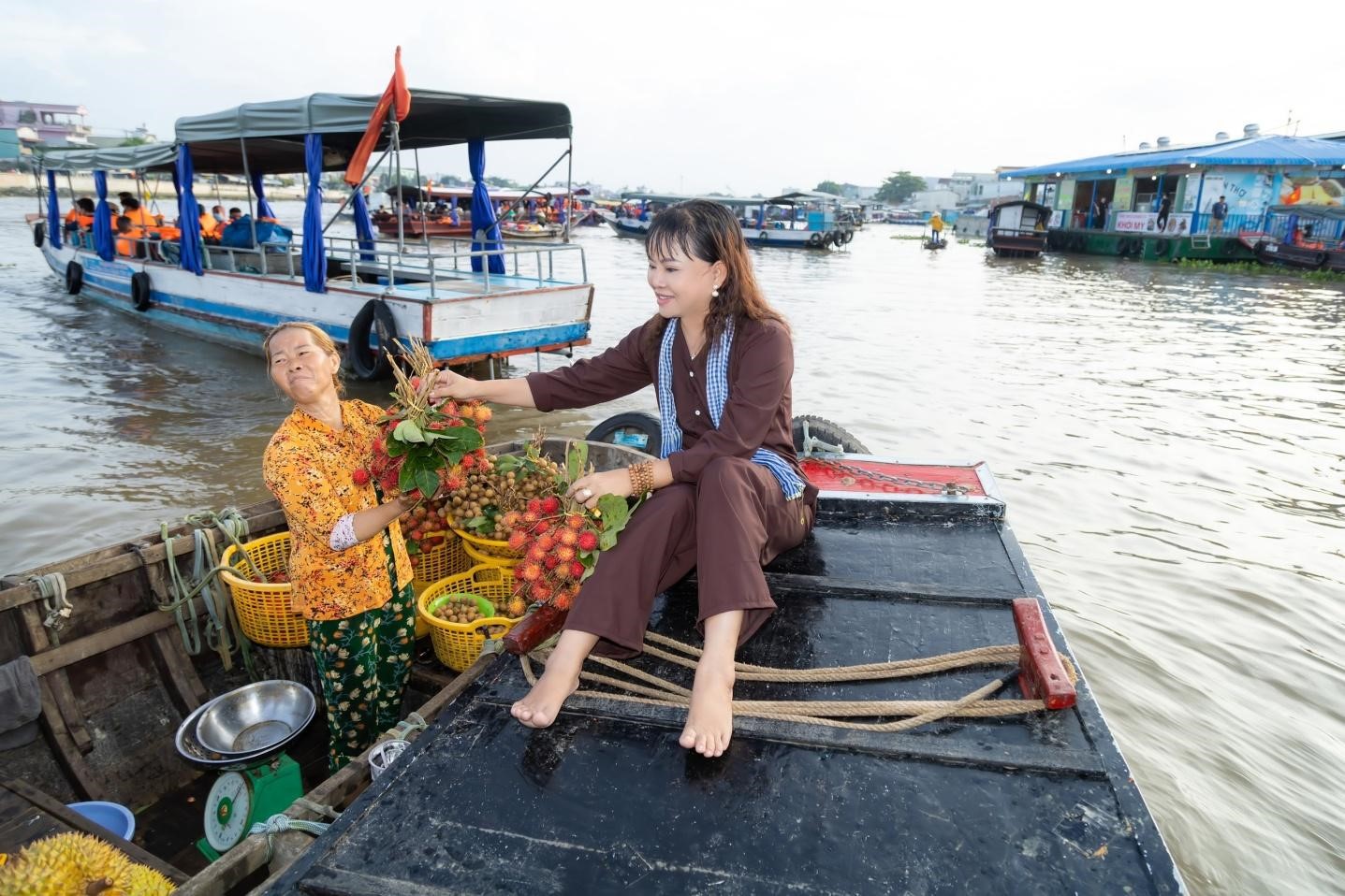 Cần biết - CEO Hồ Thanh Hương giản dị với áo bà ba rạng rỡ ở miền Tây sông nước  (Hình 6).