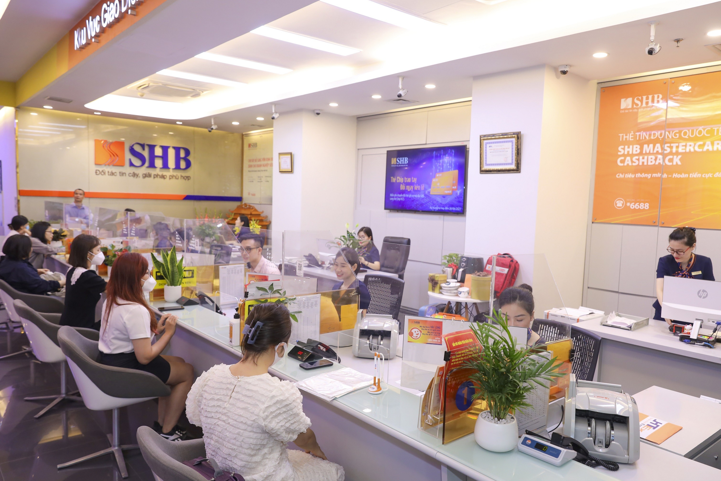 Kinh tế - SHB giảm 2% lãi suất cho vay hỗ trợ khách hàng dịp cuối năm 