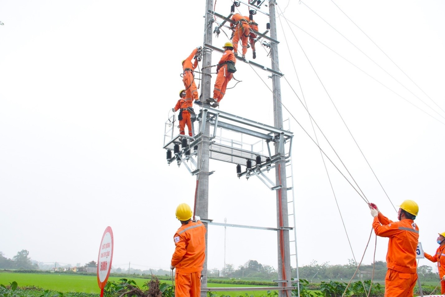 Kinh tế - EVNHANOI: Đẩy mạnh tuyên truyền an toàn điện tới các khách hàng