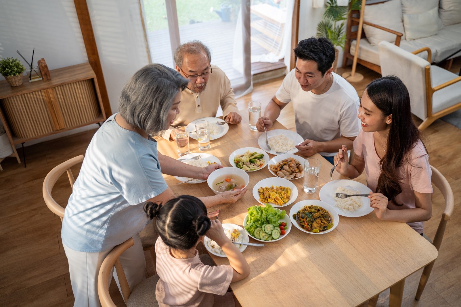 Cần biết - Những bữa cơm tất niên nhắc nhẹ ‘bạn là cả thế giới’ với gia đình