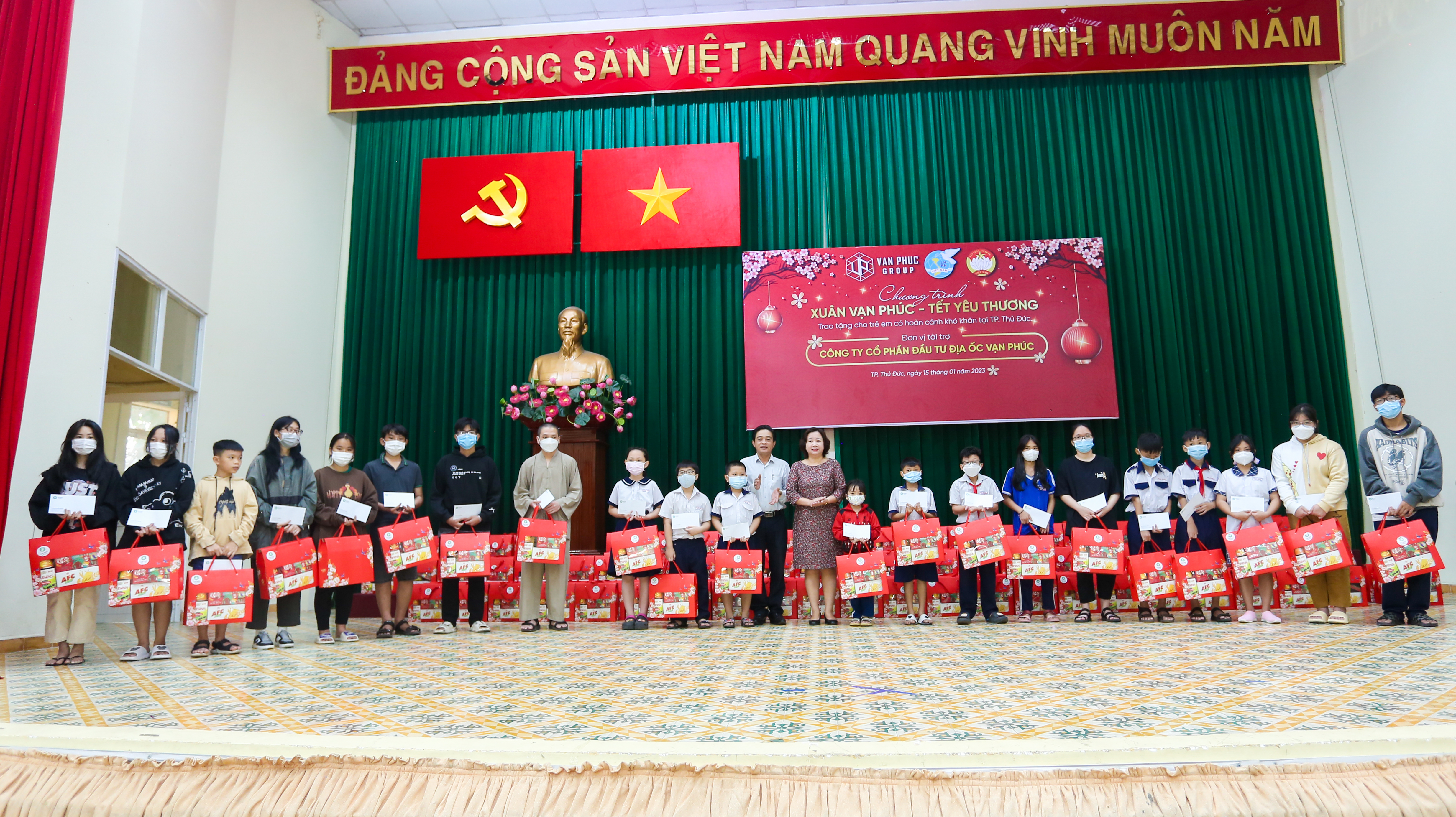 Cần biết - Xuân Vạn Phúc – Tết yêu thương: Van Phuc Group tặng quà Tết cho 300 trẻ em có hoàn cảnh khó khăn, mồ côi tại TP.Thủ Đức  (Hình 4).