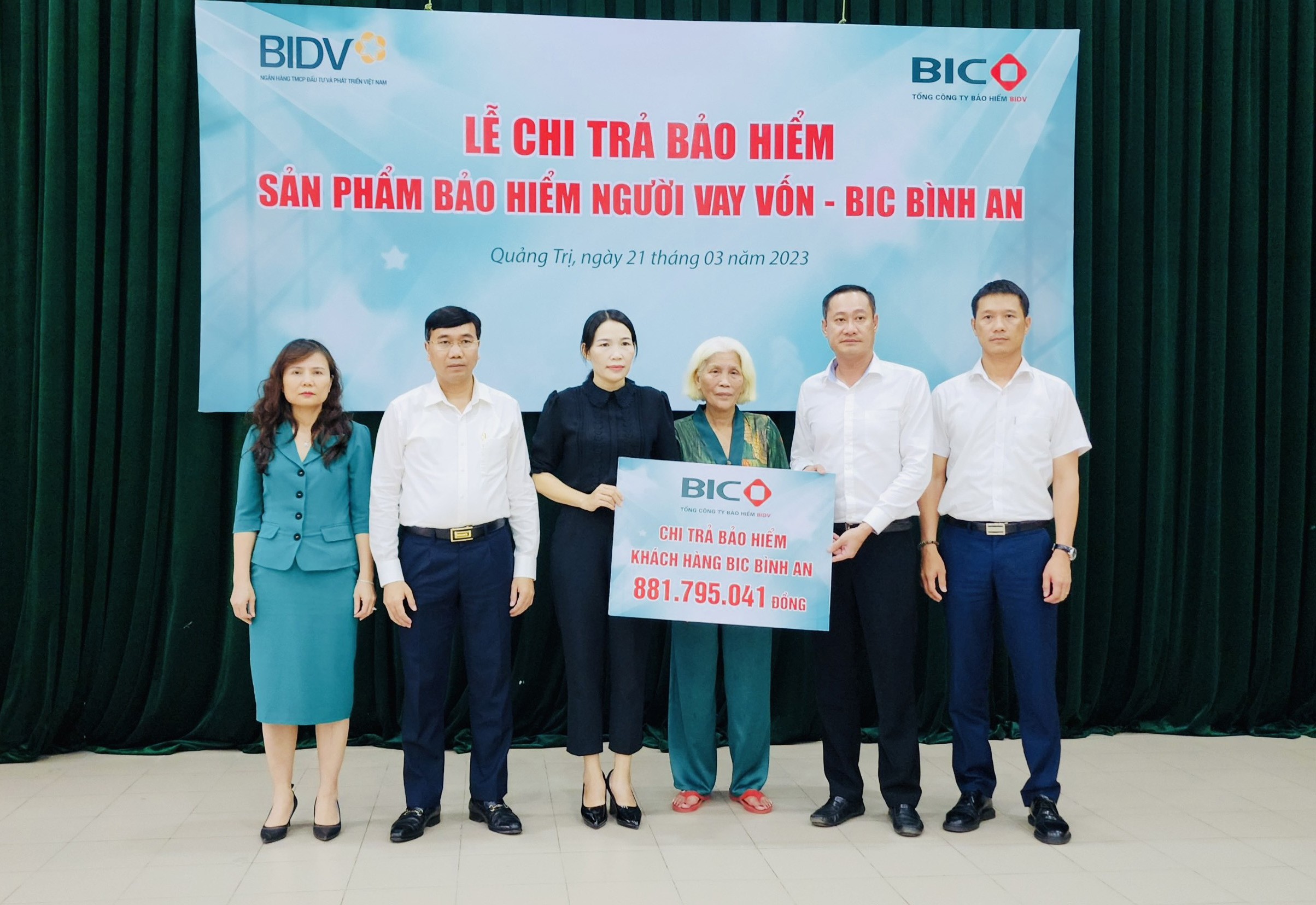 Kinh tế - BIC trao gần 900 triệu đồng quyền lợi bảo hiểm cho khách hàng vay vốn tại Quảng Trị