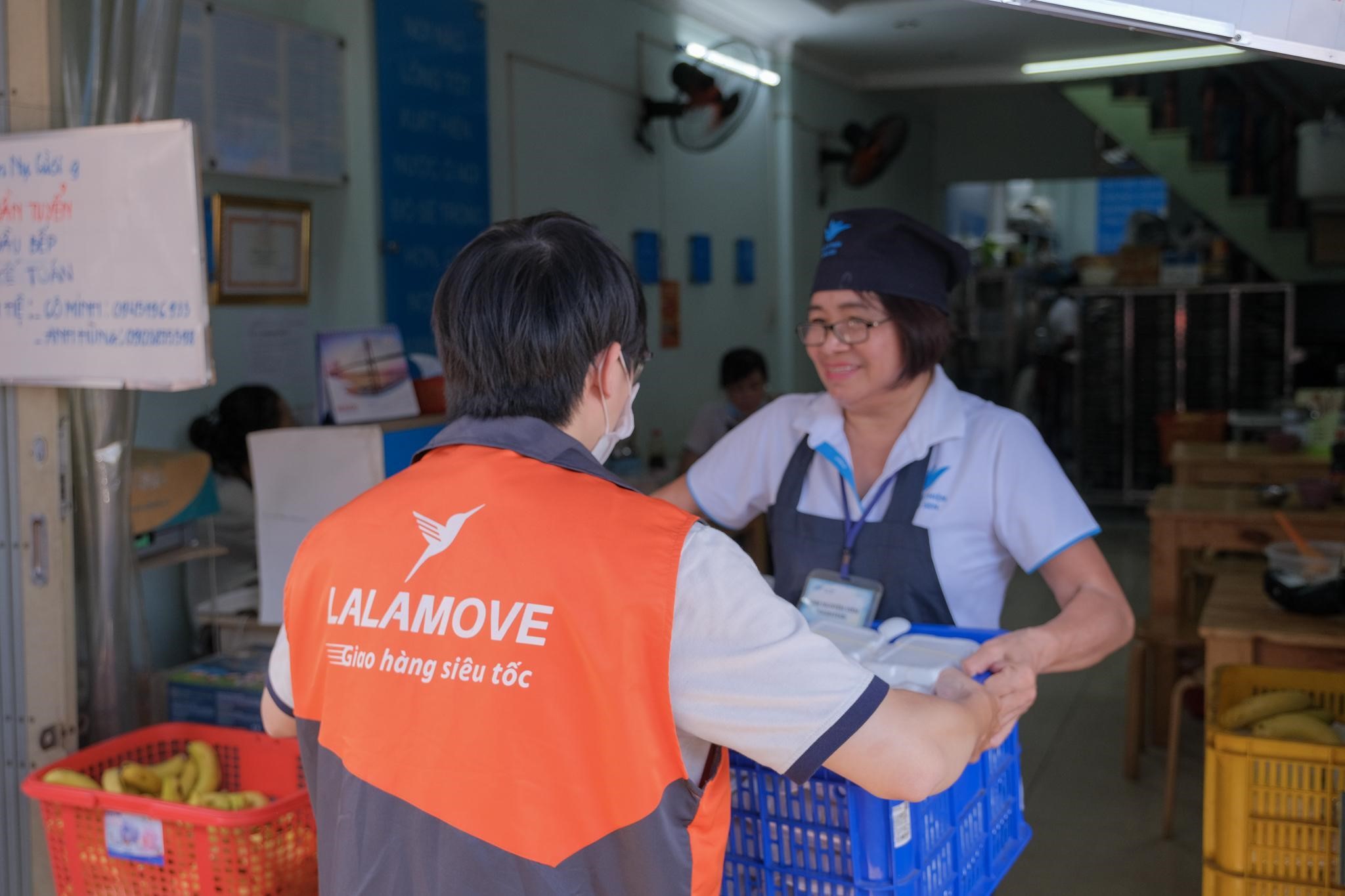 Cần biết - Lalamove Việt Nam đồng hành cùng Quỹ Bông Sen mang 'Quán cơm Yên vui & Nụ cười' đến hàng nghìn người khó khăn và đối tác tài xế (Hình 3).