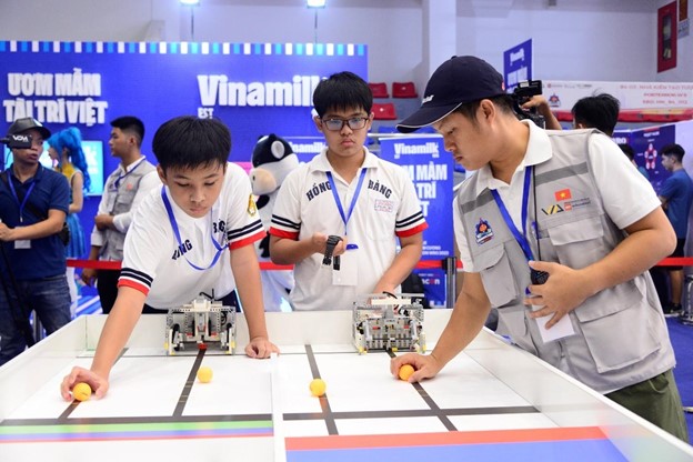 Kinh tế - Vinamilk tiếp sức nhà vô địch nhí bứt phá tại Robotacon WRO 2023 (Hình 3).