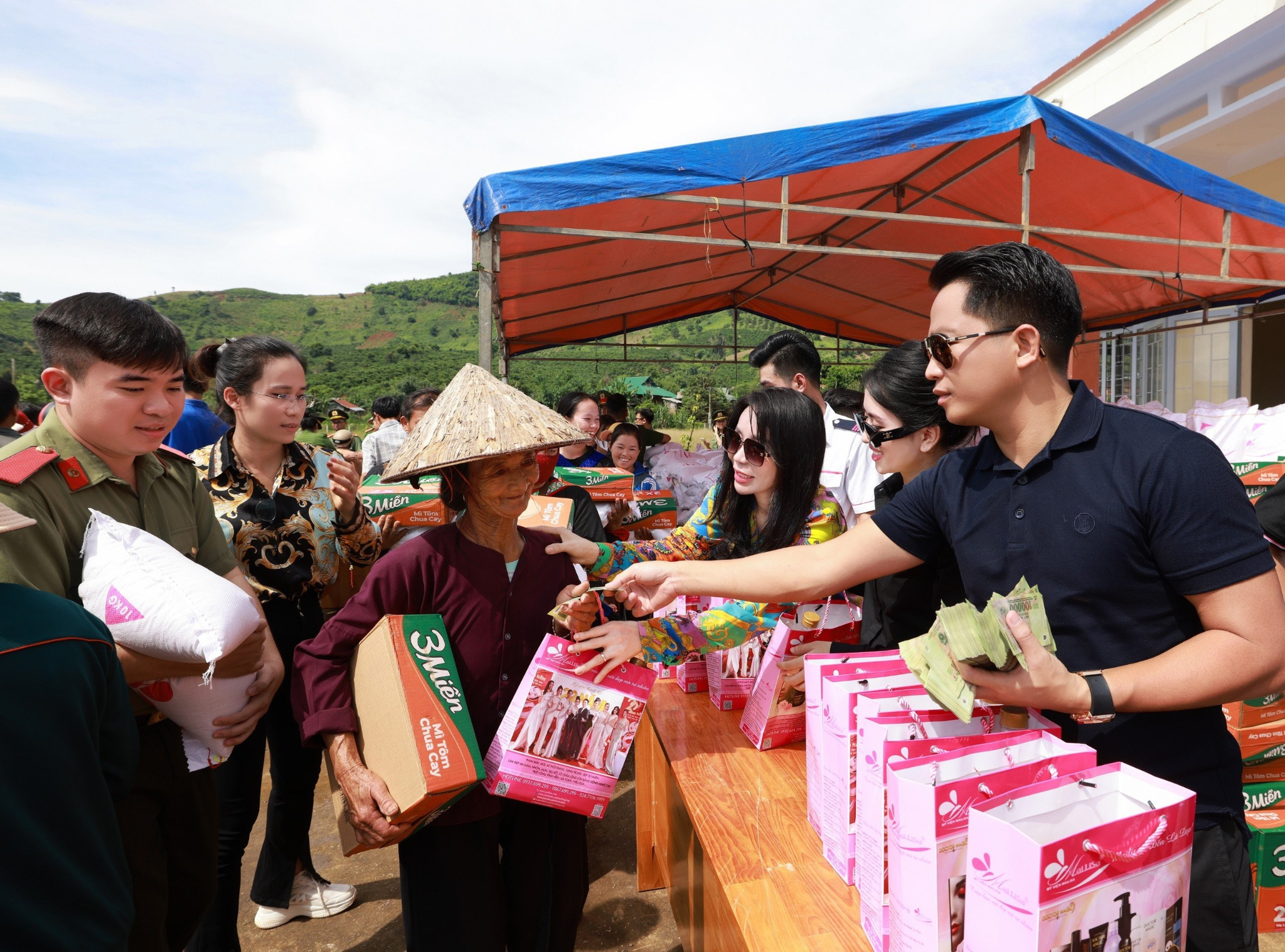 Cần biết - Vợ chồng doanh nhân Hoàng Kim Khánh - Phan Thị Mai chi gần 3 tỷ trong 1 tháng để làm thiện nguyện, san sẻ khó khăn với bà con có hoàn cảnh khó khăn (Hình 4).