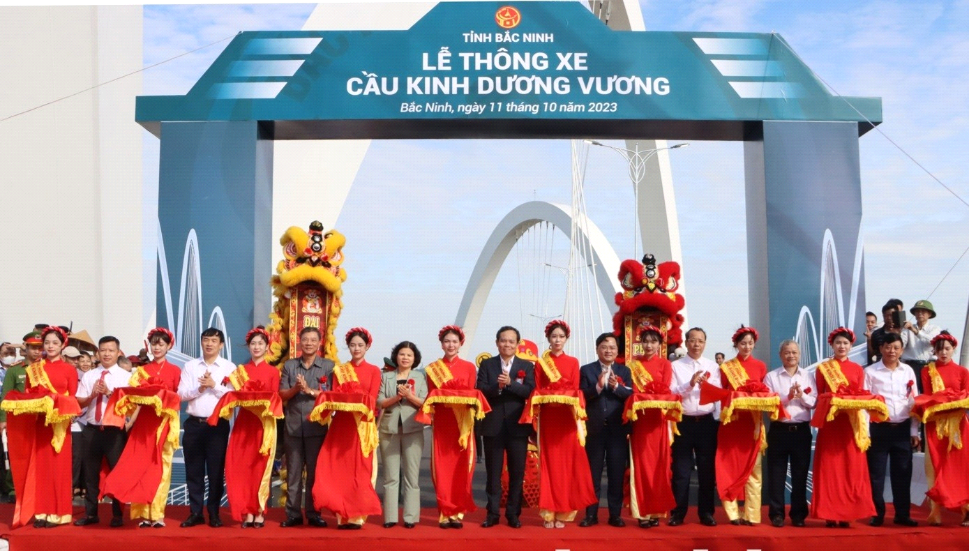 Kinh tế - Thông xe cầu vòm thép cao nhất Việt Nam