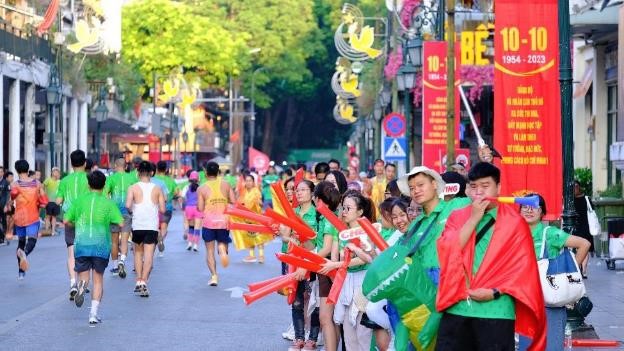 Kinh tế - Runner “rì viu” giải chạy VPBank Hanoi International Marathon 2023  (Hình 3).