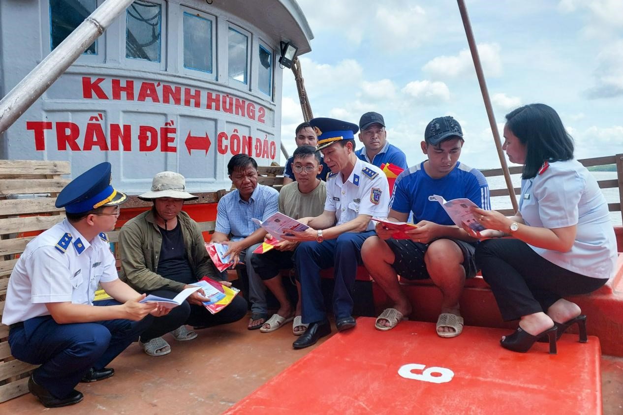 Toàn cảnh - Cảnh sát biển Việt Nam chung tay cùng cả nước gỡ bỏ “thẻ vàng” của EC (Hình 2).